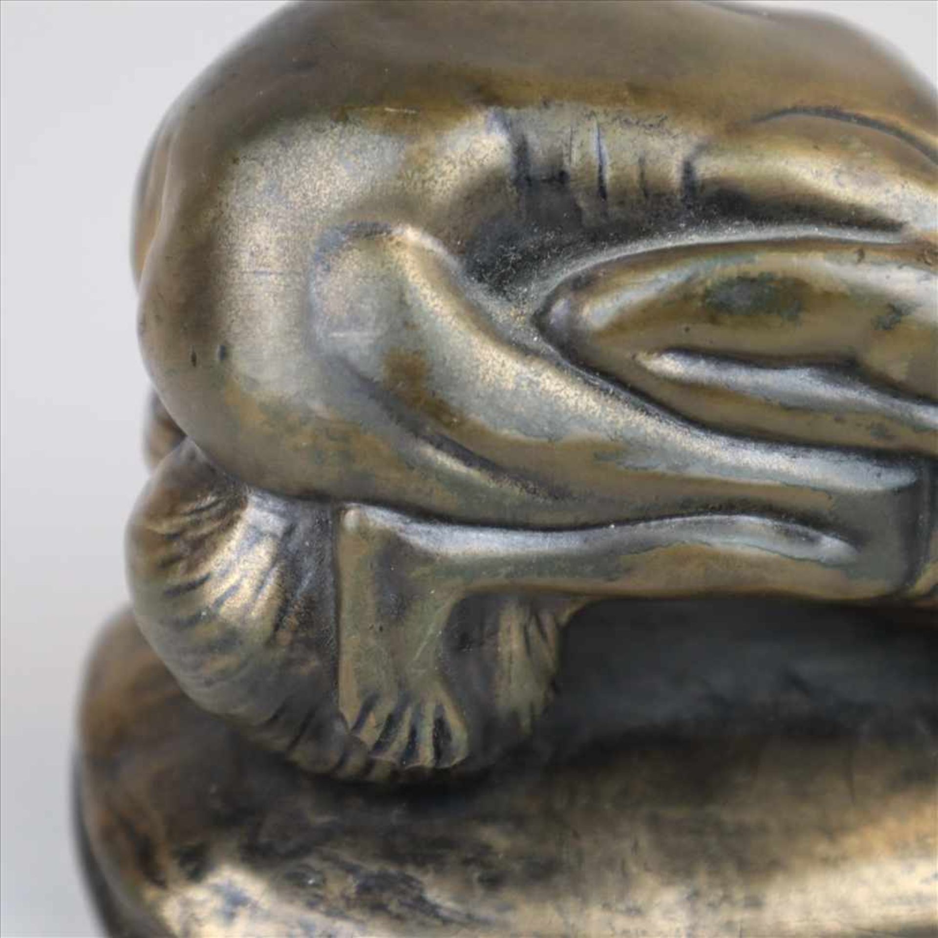 Erotische Bronzefigur - Die Umarmung,Bronze braun patiniert, auf dem Sockel vertieft monogrammiert - Bild 5 aus 9