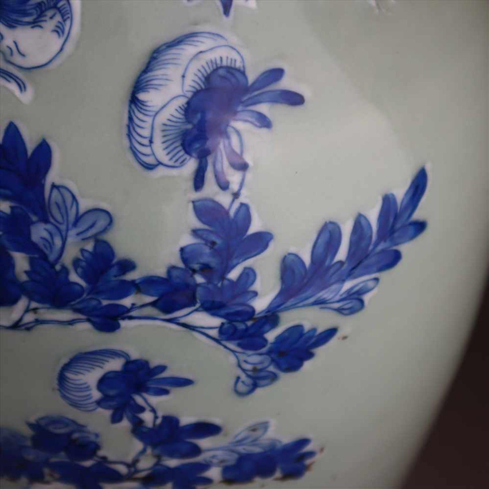 Bodenvase - China, Porzellan mit Blau-Weiß Dekor auf Seladongrund, schauseitig Floraldekor mit - Bild 6 aus 8