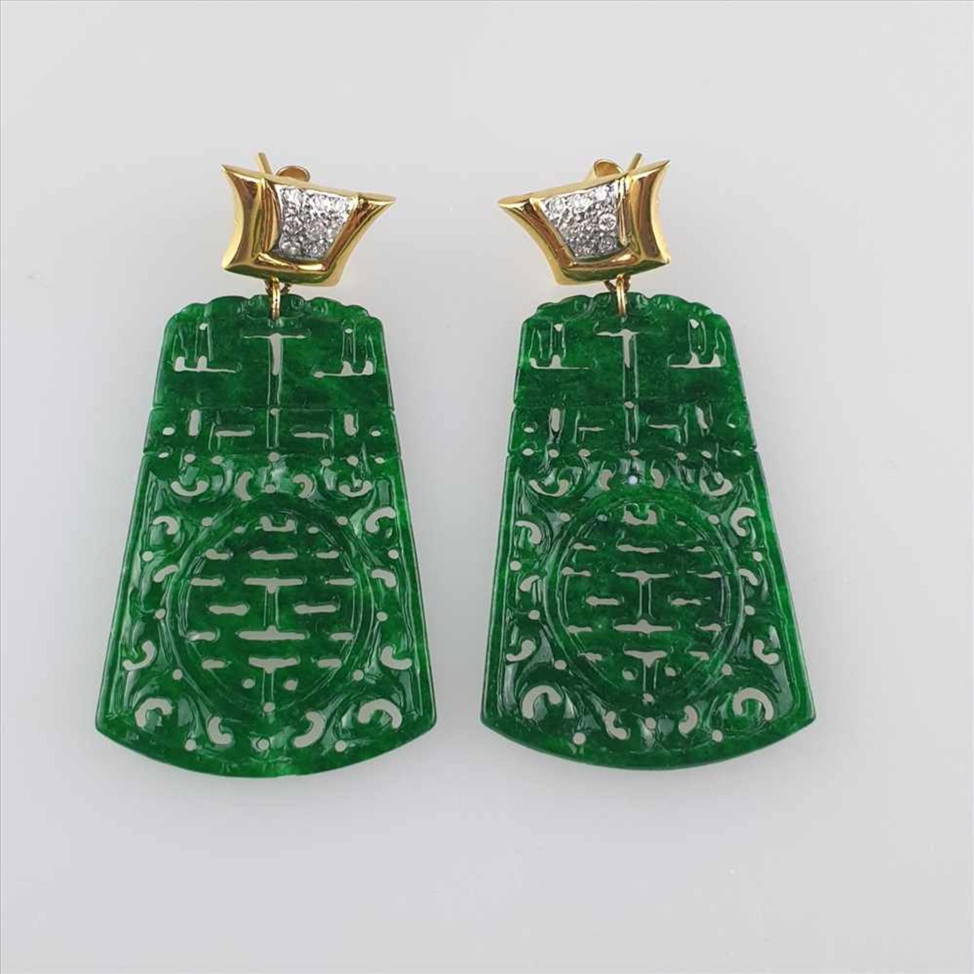 Paar Jade-Diamant-Ohrhänger - Gelbgold (Sicherungen gestempelt 750) ausgefasst mit je 8 kleinen