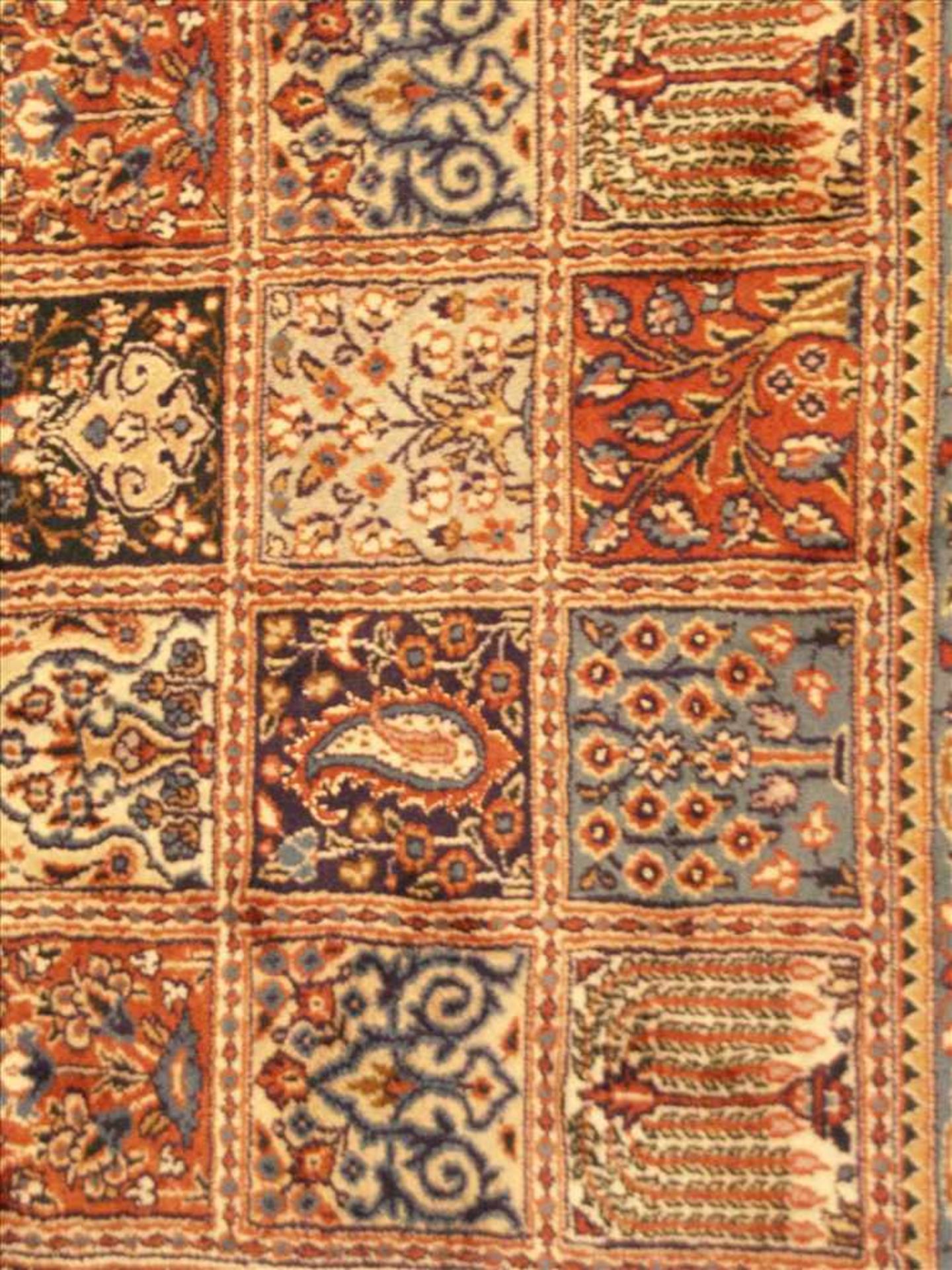Orientteppich - Iran, Moud mit Seide, handgeknüpft, rotgrundiger Felderteppich, florale und - Bild 3 aus 8