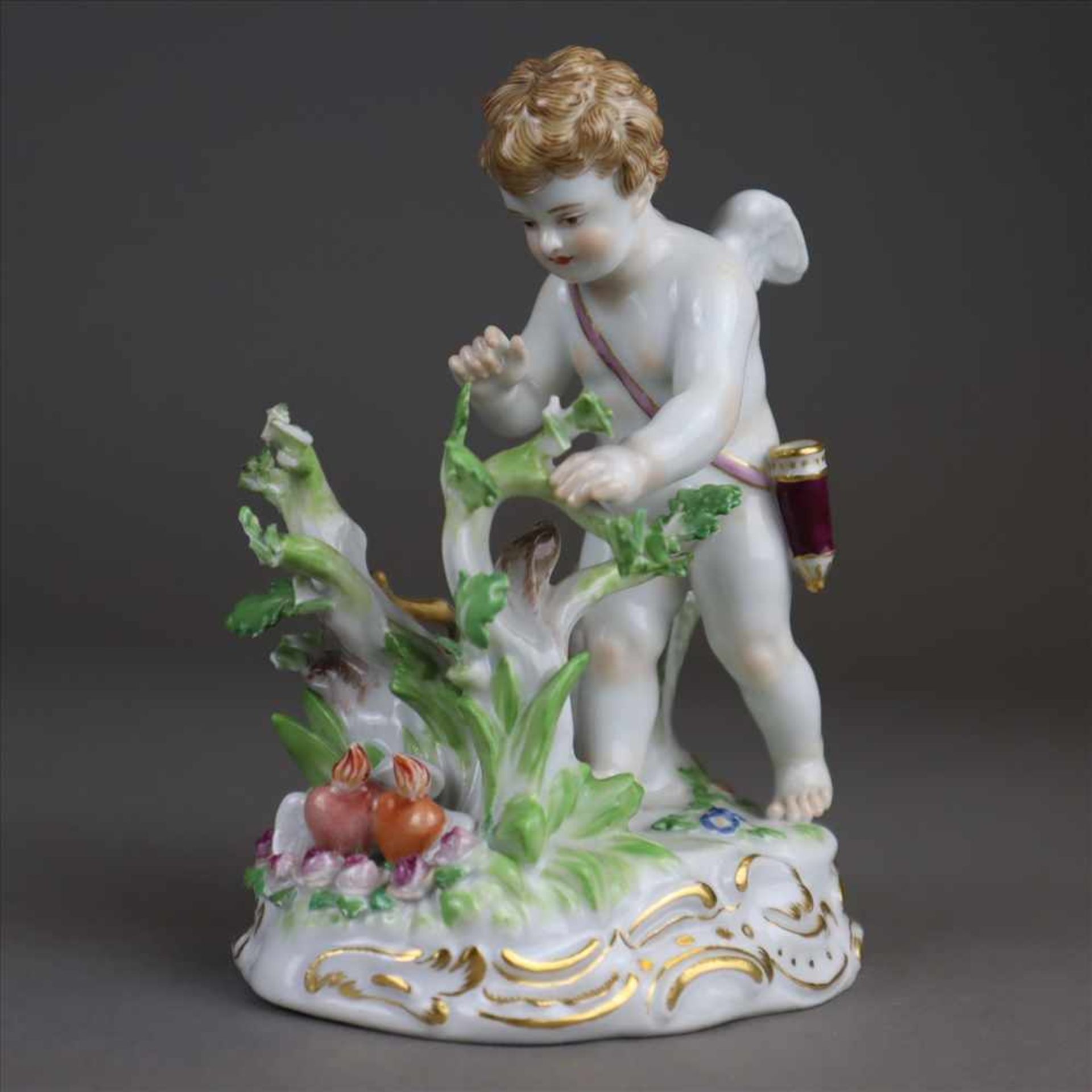 Porzellanfigur „Amor, Herzen belauschend”- Meissen, unterglasurblaue Schwertermarke, Modell-Nr.