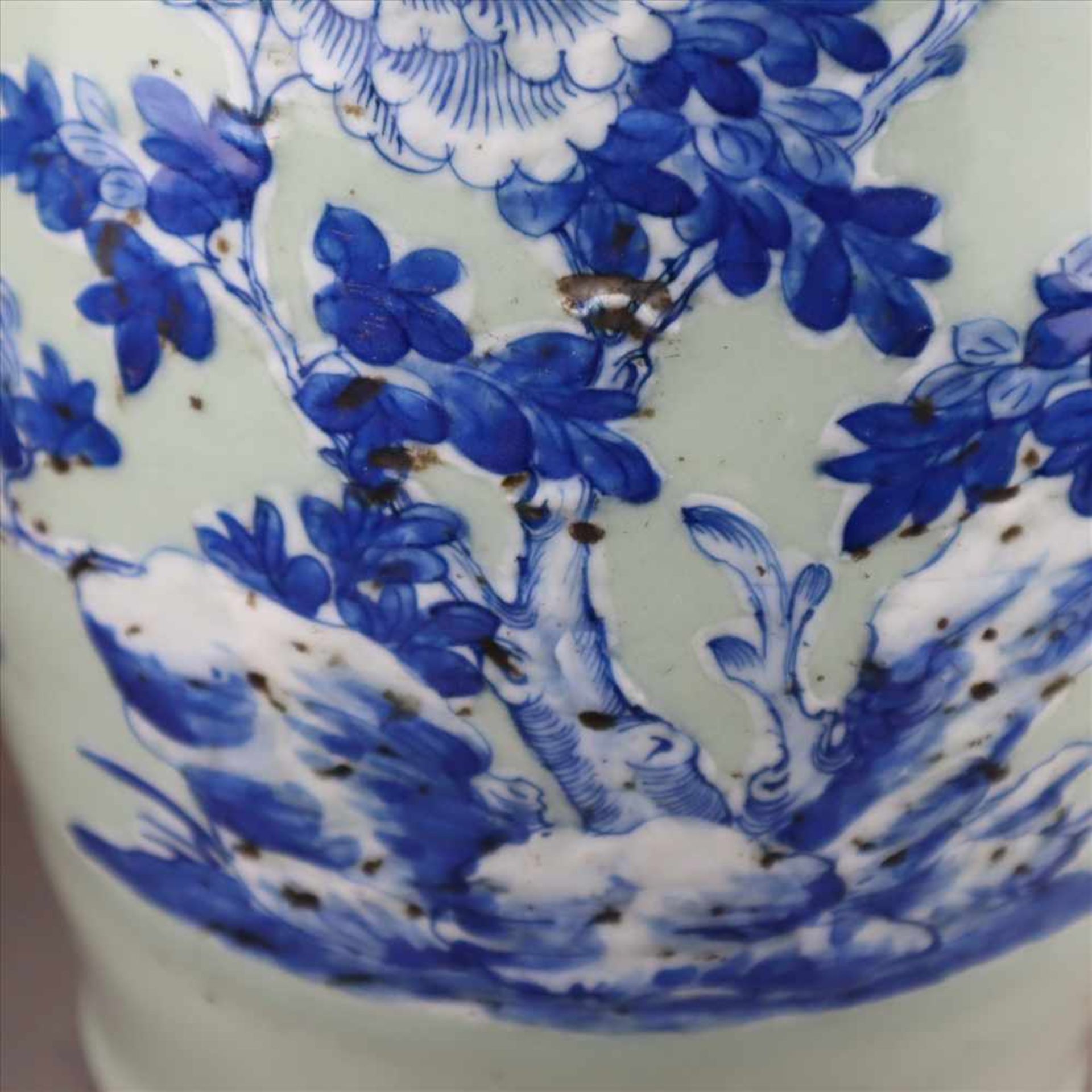 Bodenvase - China, Porzellan mit Blau-Weiß Dekor auf Seladongrund, schauseitig Floraldekor mit - Bild 7 aus 8