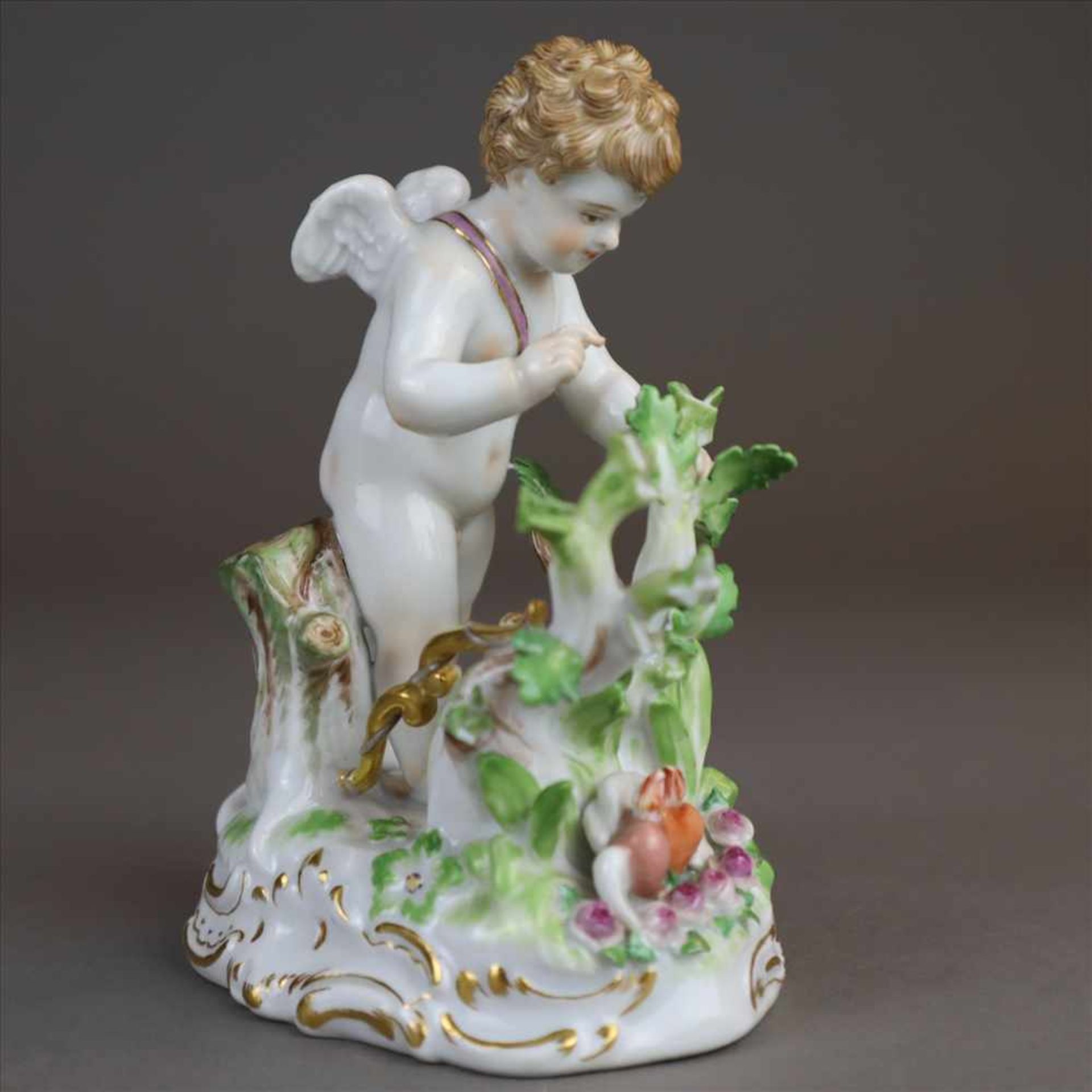 Porzellanfigur „Amor, Herzen belauschend”- Meissen, unterglasurblaue Schwertermarke, Modell-Nr. - Bild 2 aus 10