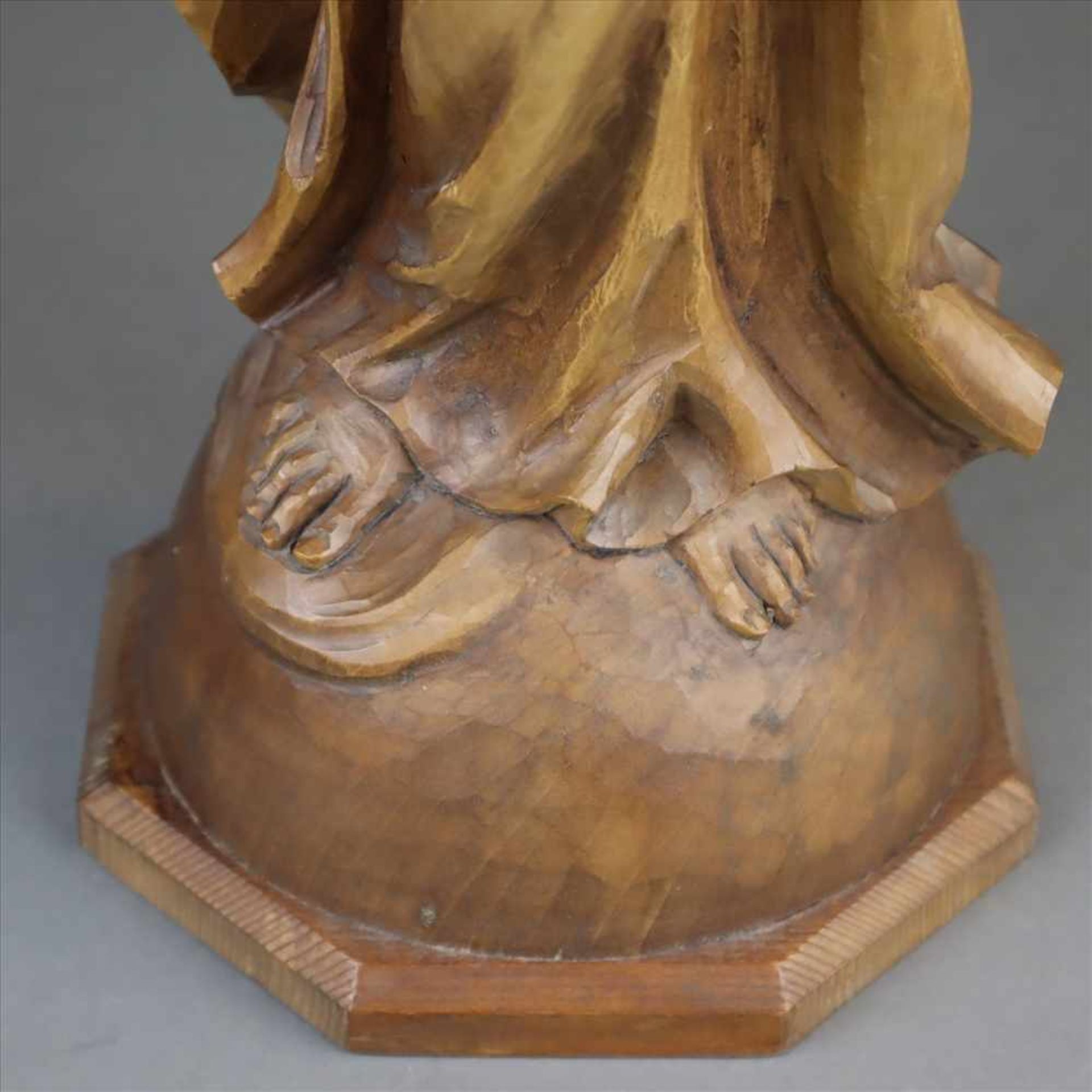 Madonna mit Kind - 20. Jahrhundert, Holz, vollrund geschnitzte Darstellung der Maria, den - Bild 7 aus 9