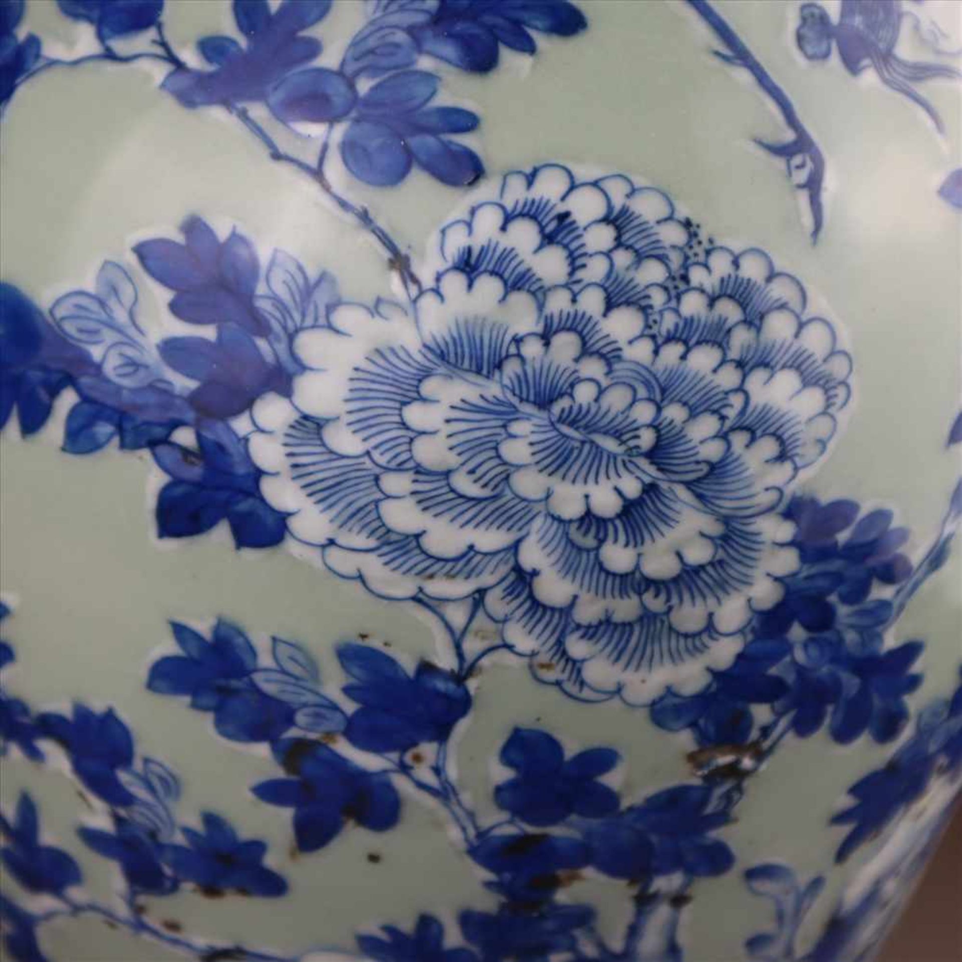 Bodenvase - China, Porzellan mit Blau-Weiß Dekor auf Seladongrund, schauseitig Floraldekor mit - Bild 5 aus 8
