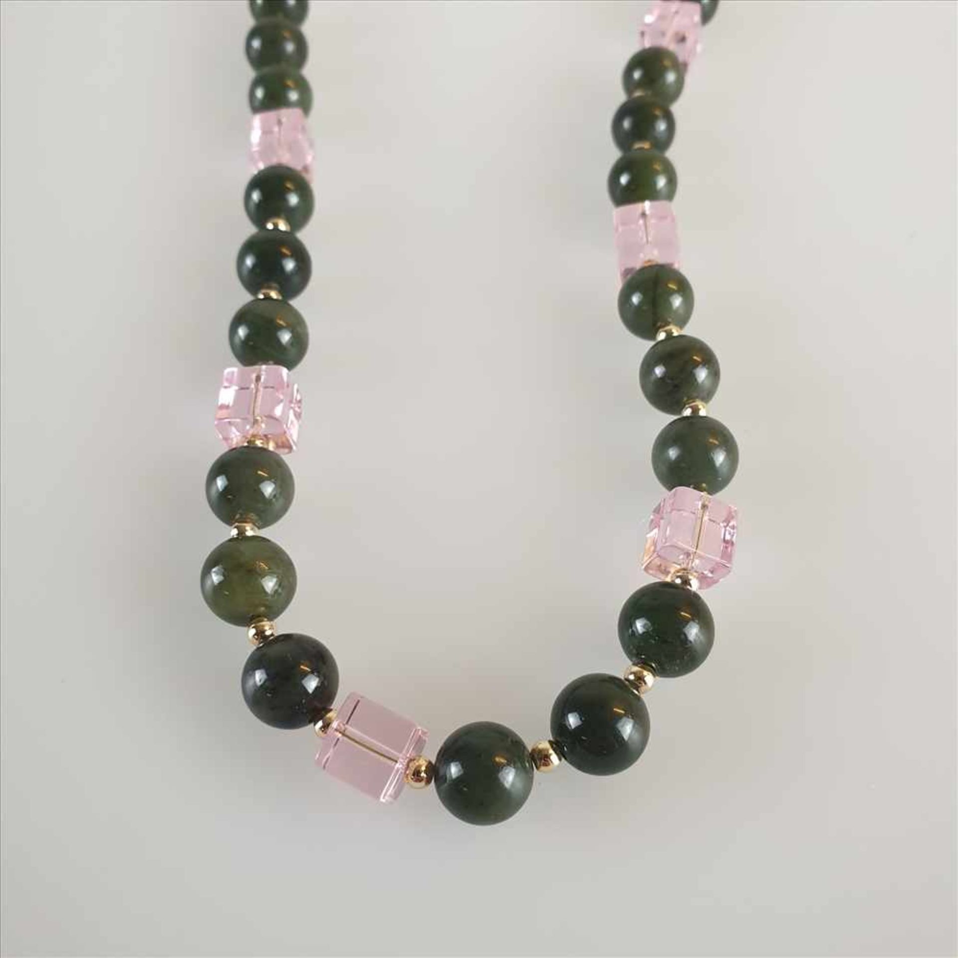 Halskette - aus 30 dunkelgrünen Königsjade-Kugeln, 9 roséfarbenen Swarovski-Glasquadern, goldfarbene - Bild 2 aus 3