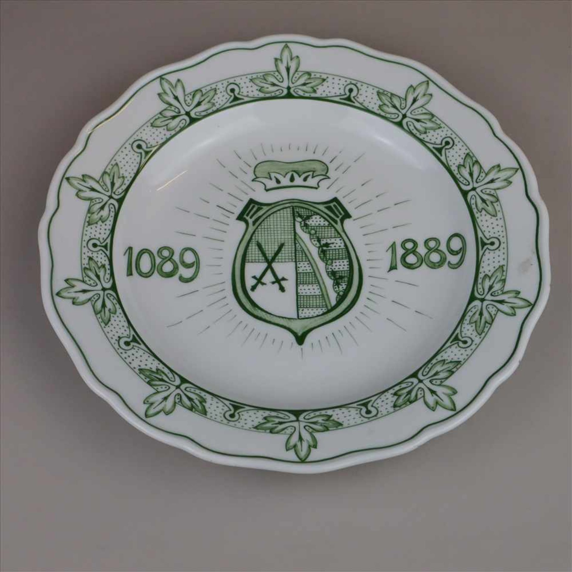 Meissen-Jubiläumsteller - 800 Jahre Haus Wettin 1089 - 1889, Weißporzellan mit unterglasurgrüner