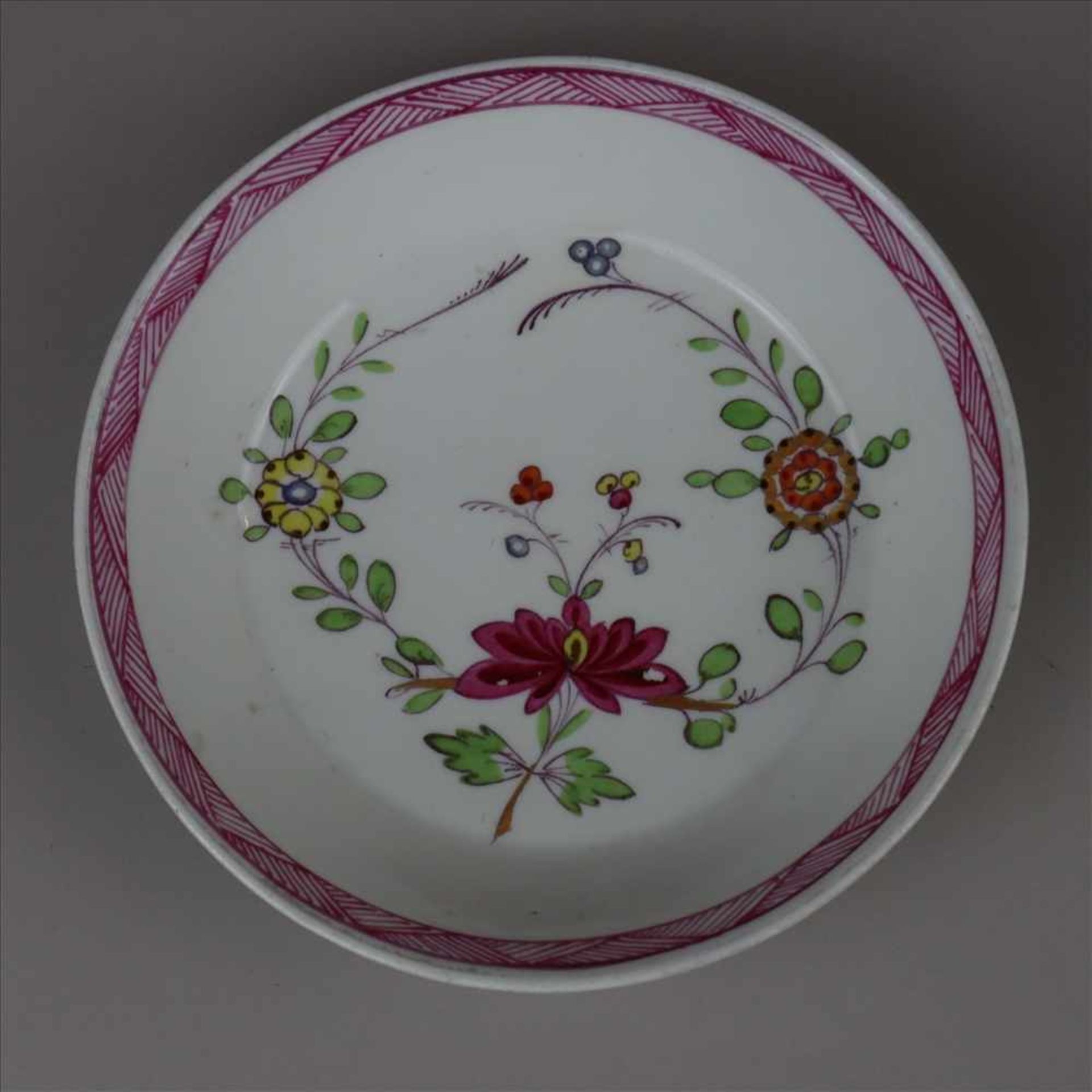 Tasse mit Untertasse -um 1800- Meissen Schwertermarke, Bemalung mit floralem Dekor im ostasiatischen - Bild 5 aus 8