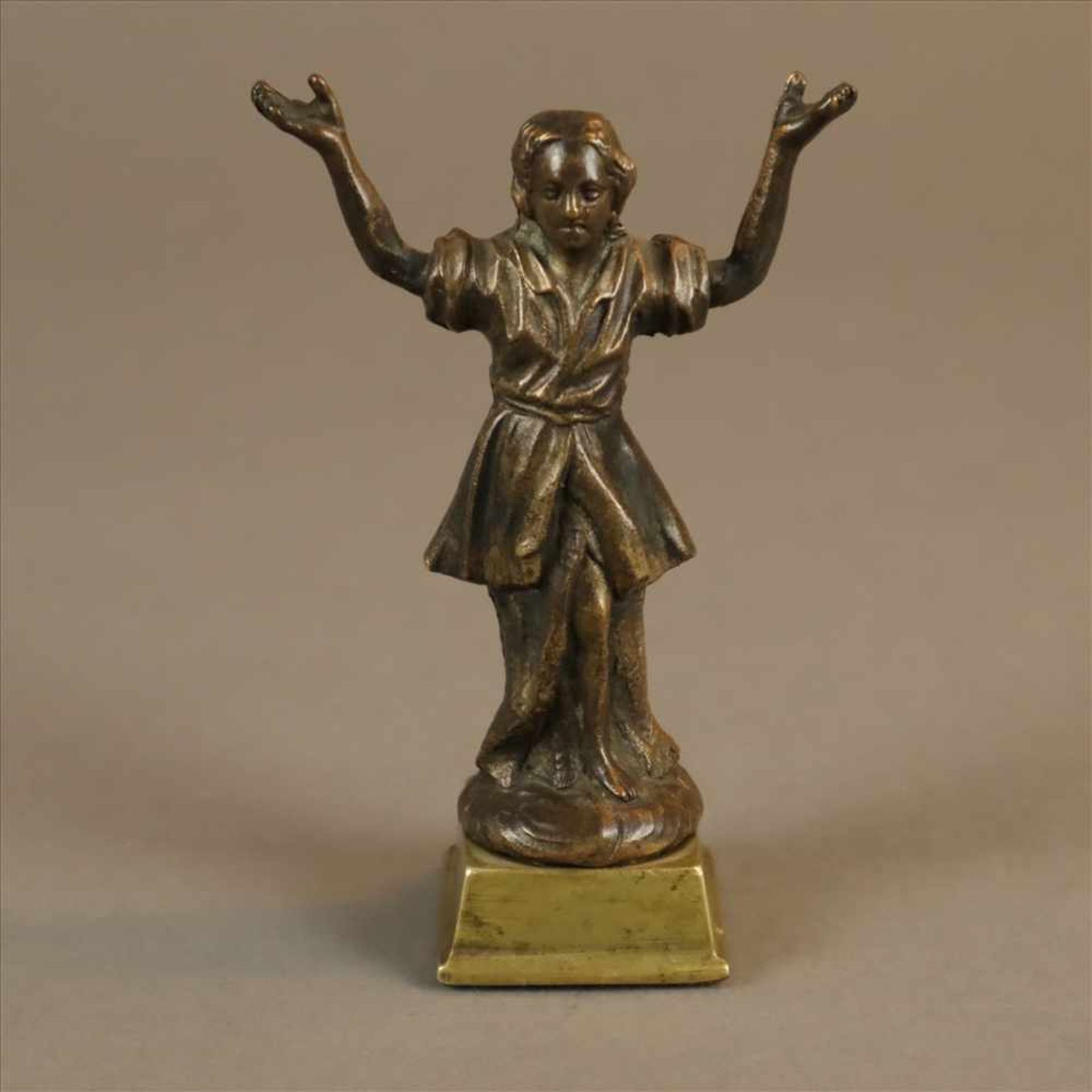 Kleine Figurine - 19.Jh., Bronze, Mädchen mit erhobenen Armen, braun patiniert, auf runder Plinthe
