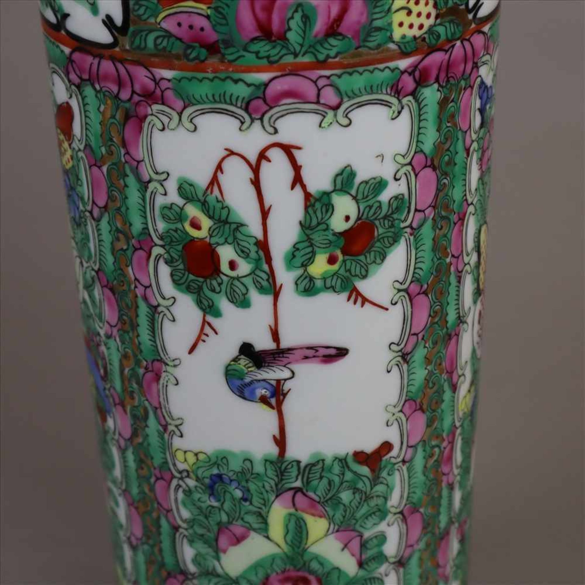 "Rose Medaillon"-Hutständer und -Schale - Porzellan, China 20.Jh., charakteristischer floraler Dekor - Bild 10 aus 11