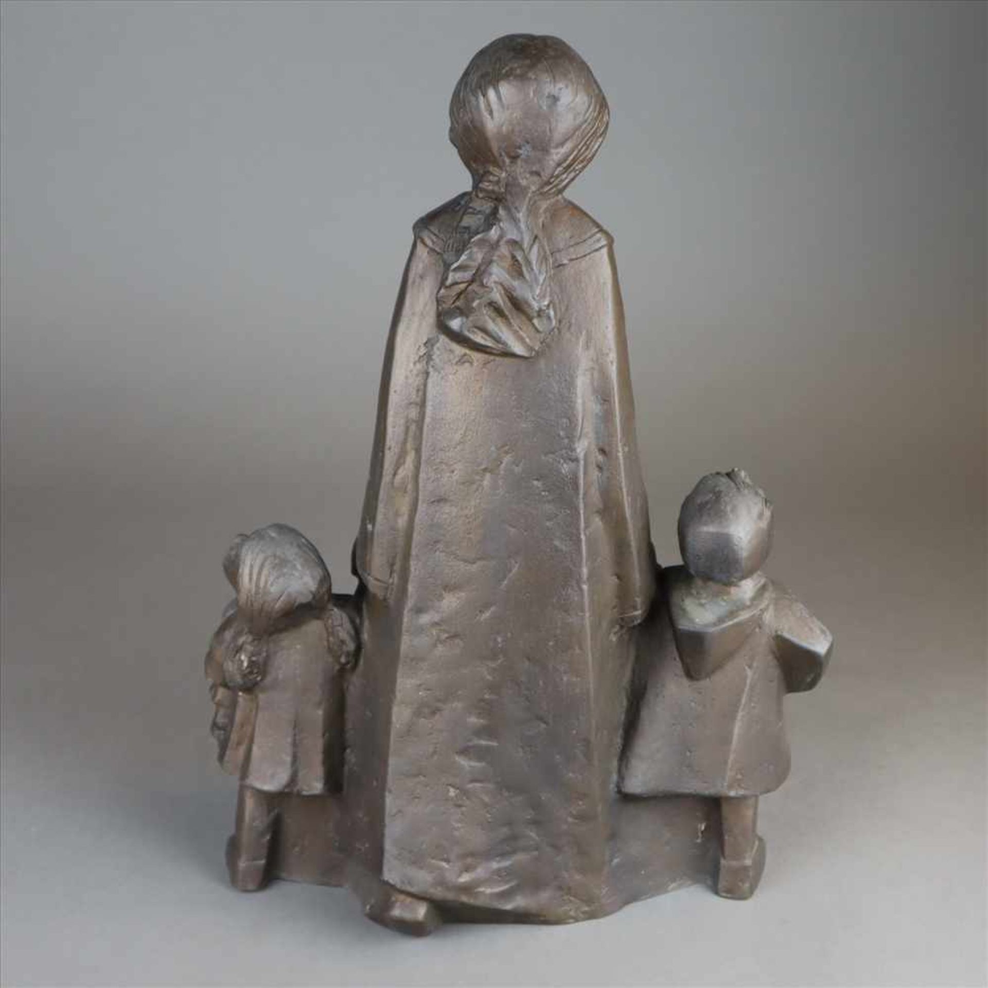 Prasch, Hans (1925-Bad Orb-1999) - Frau mit zwei Kindern, Bronze, braun patiniert, rückseitig - Bild 6 aus 8