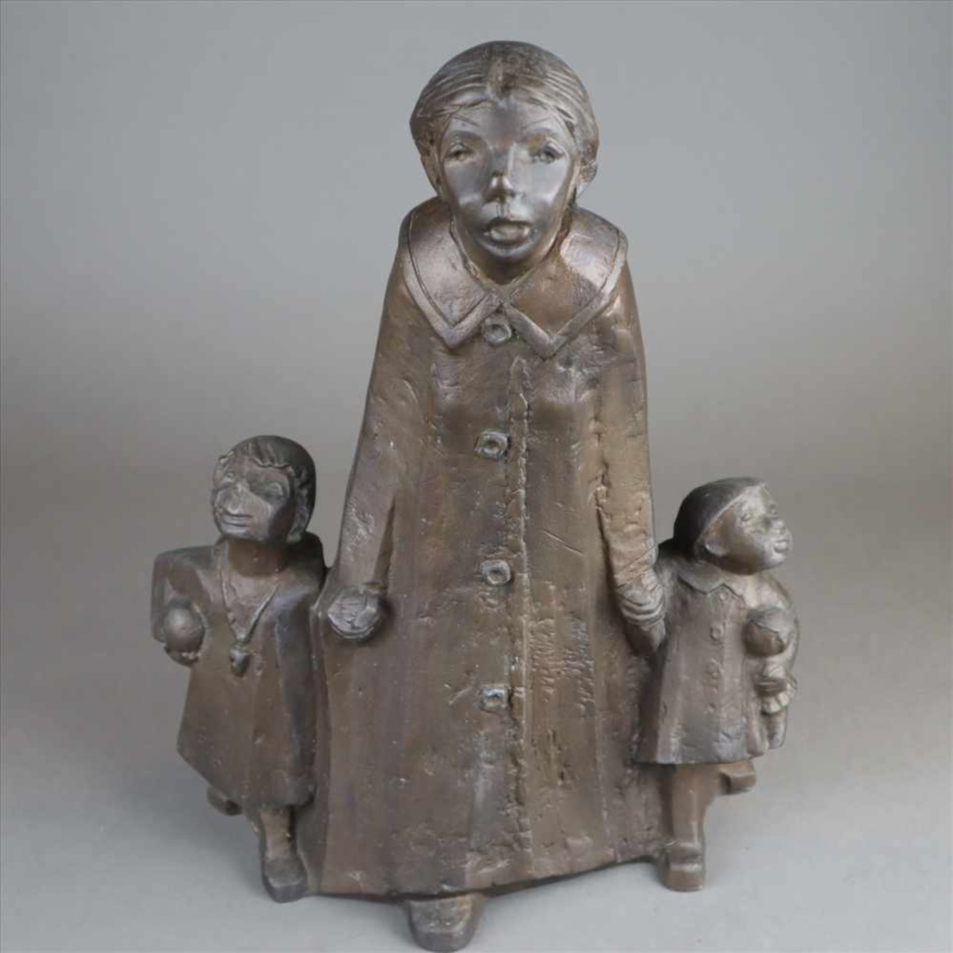 Prasch, Hans (1925-Bad Orb-1999) - Frau mit zwei Kindern, Bronze, braun patiniert, rückseitig