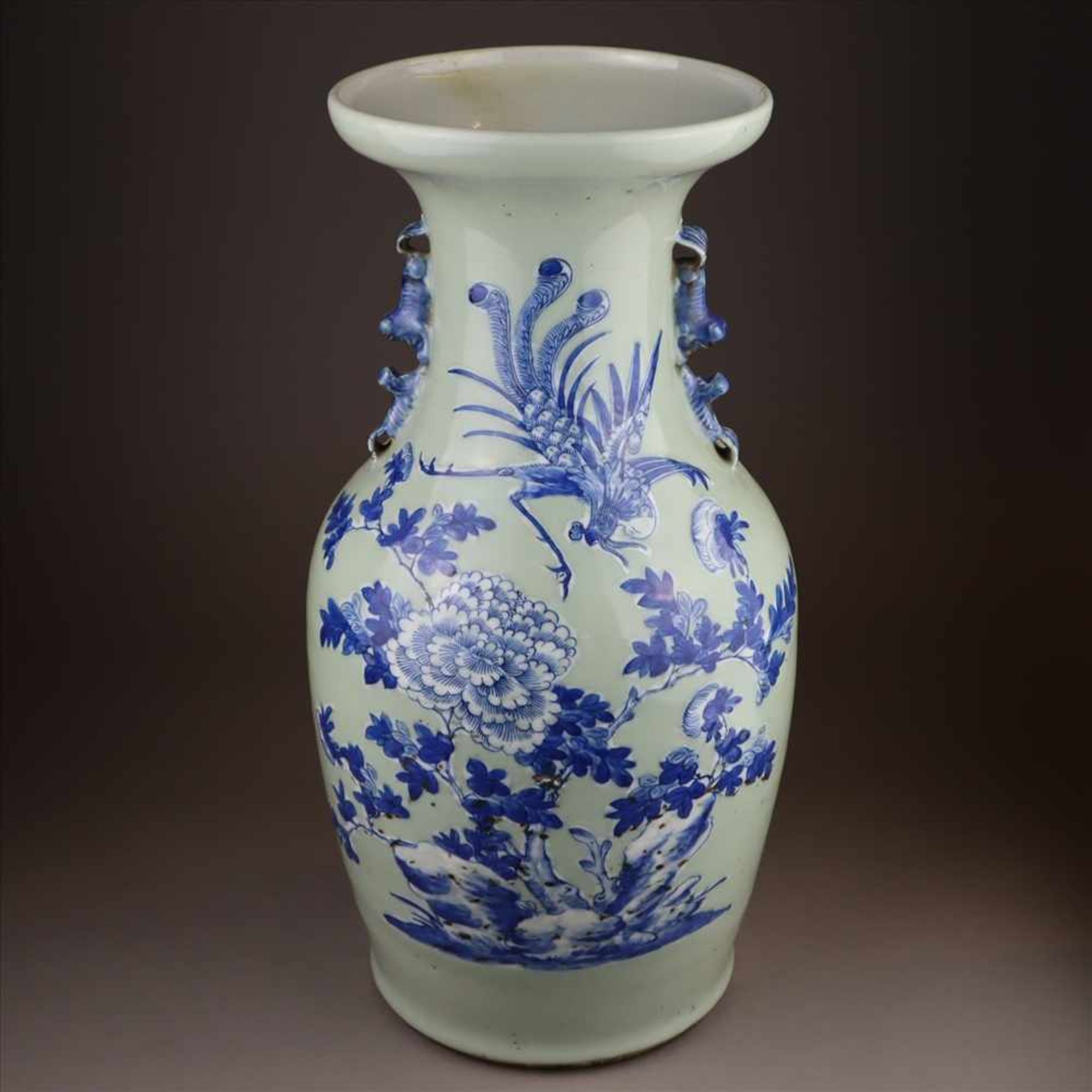 Bodenvase - China, Porzellan mit Blau-Weiß Dekor auf Seladongrund, schauseitig Floraldekor mit
