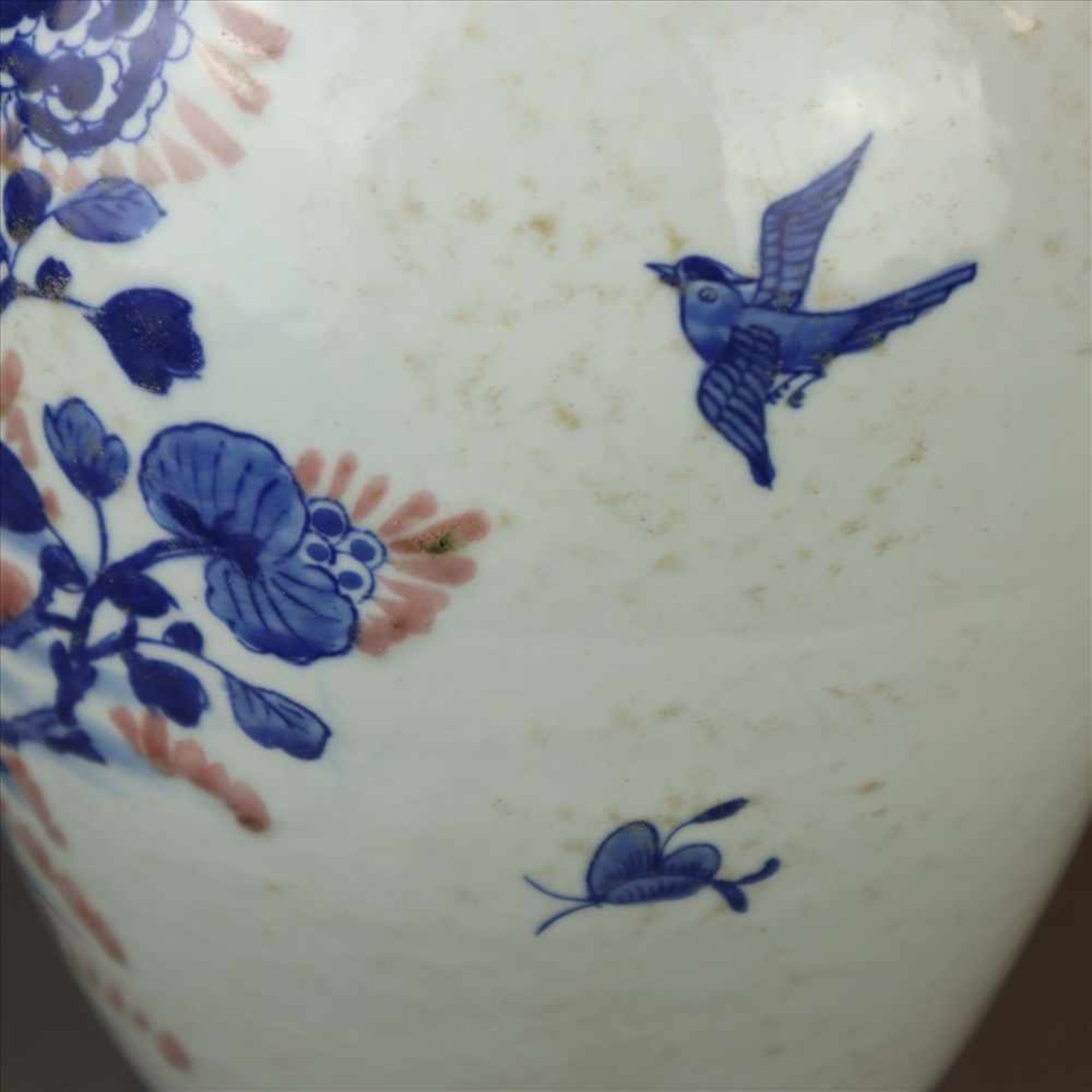 Balustervase - China, Bemalung in Unter-und Aufglasur mit Vogel auf blühendem Strauch sowie - Bild 6 aus 9