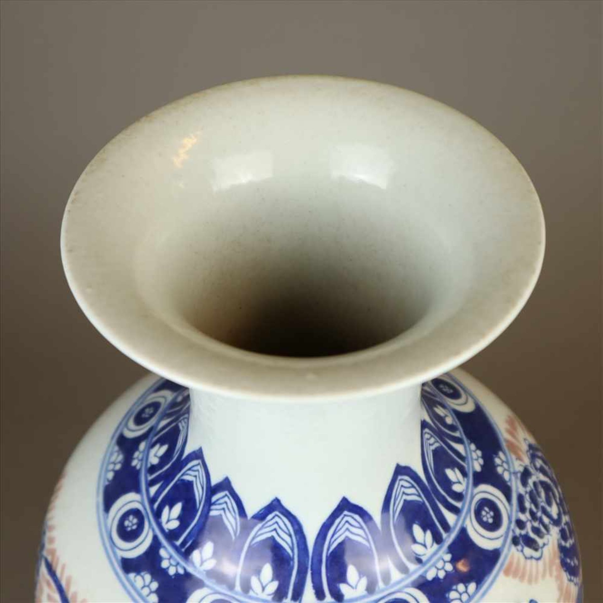 Balustervase - China, Bemalung in Unter-und Aufglasur mit Vogel auf blühendem Strauch sowie - Bild 9 aus 9