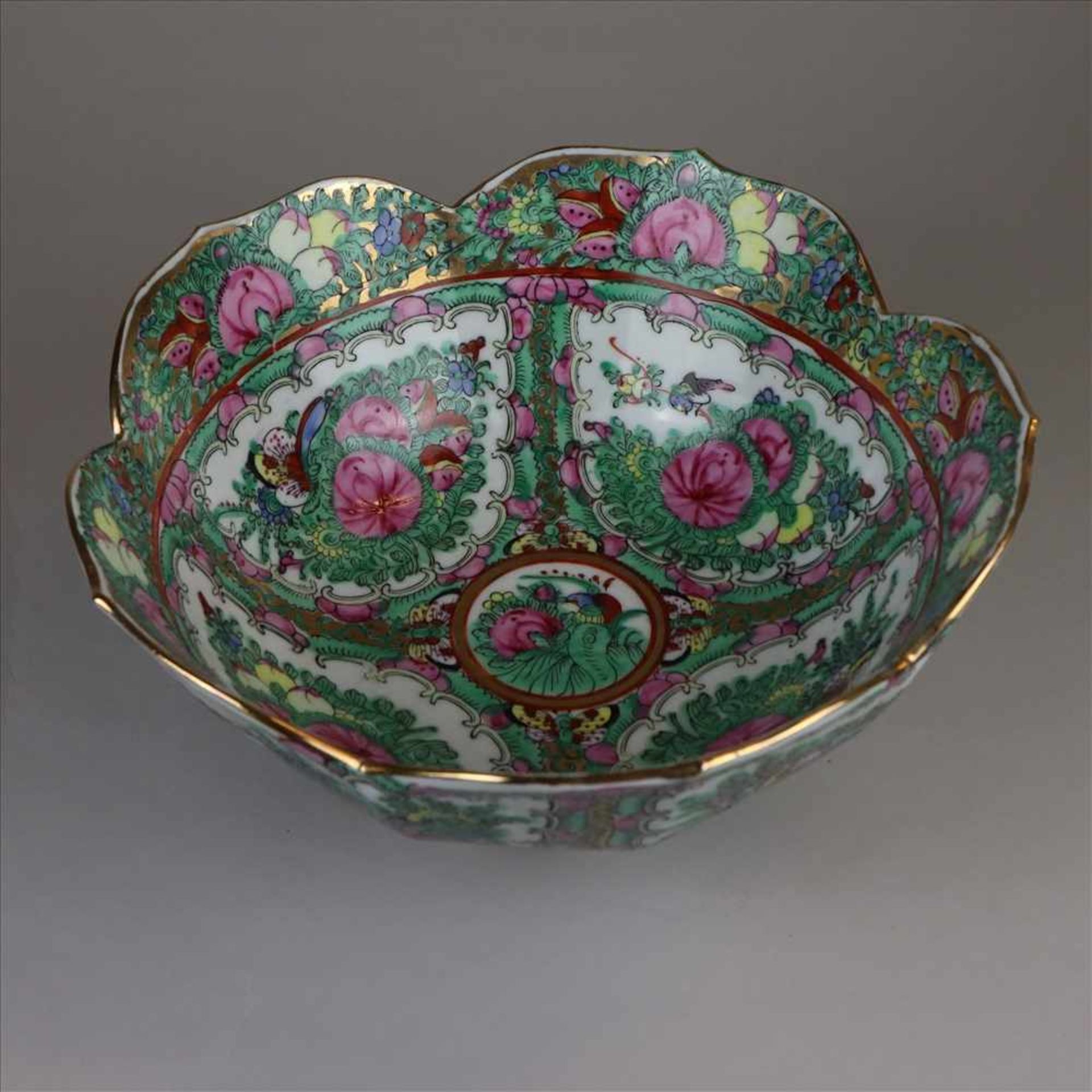 "Rose Medaillon"-Hutständer und -Schale - Porzellan, China 20.Jh., charakteristischer floraler Dekor - Bild 2 aus 11