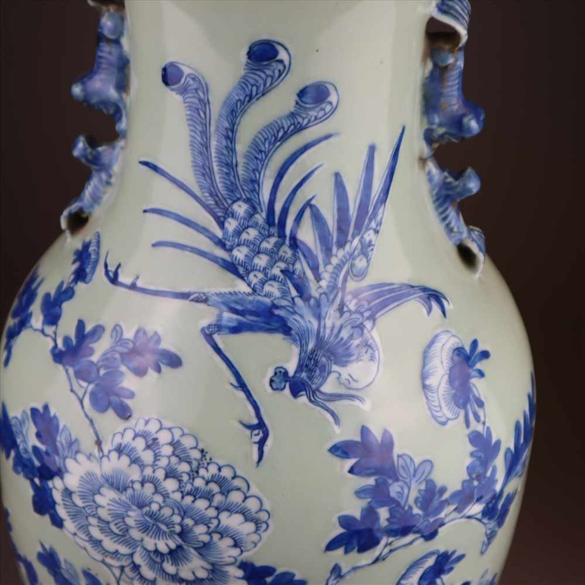 Bodenvase - China, Porzellan mit Blau-Weiß Dekor auf Seladongrund, schauseitig Floraldekor mit - Bild 3 aus 8