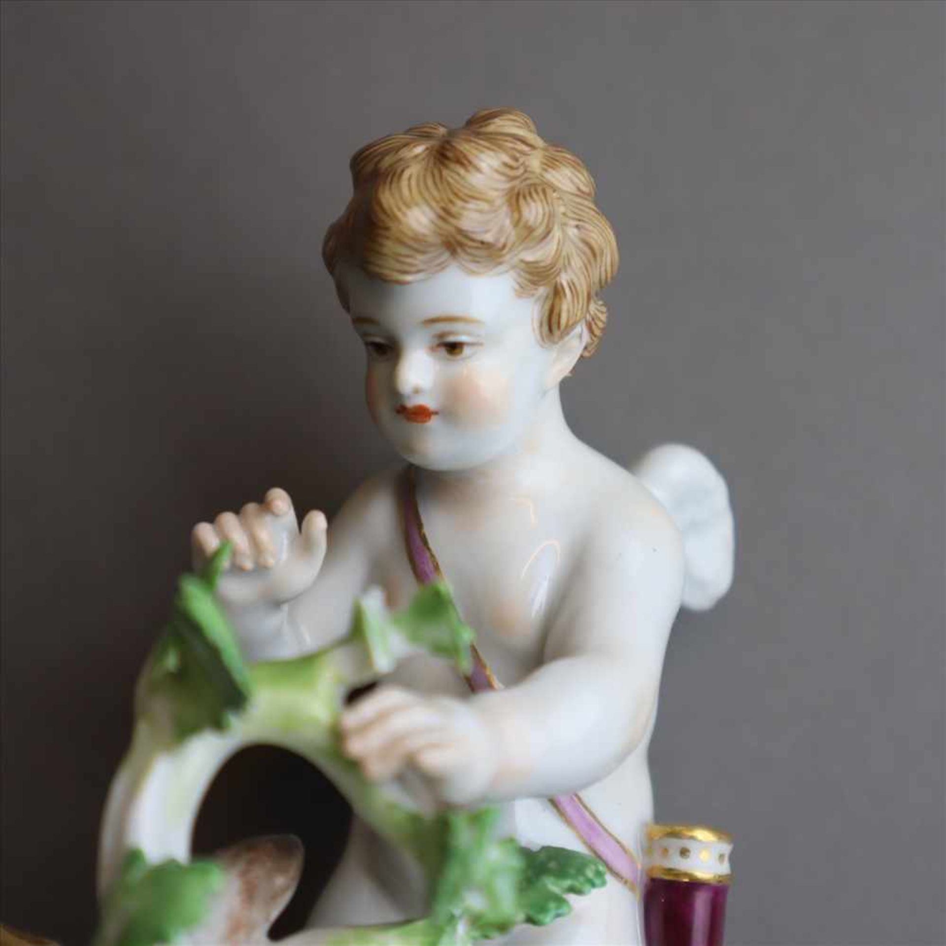 Porzellanfigur „Amor, Herzen belauschend”- Meissen, unterglasurblaue Schwertermarke, Modell-Nr. - Bild 4 aus 10