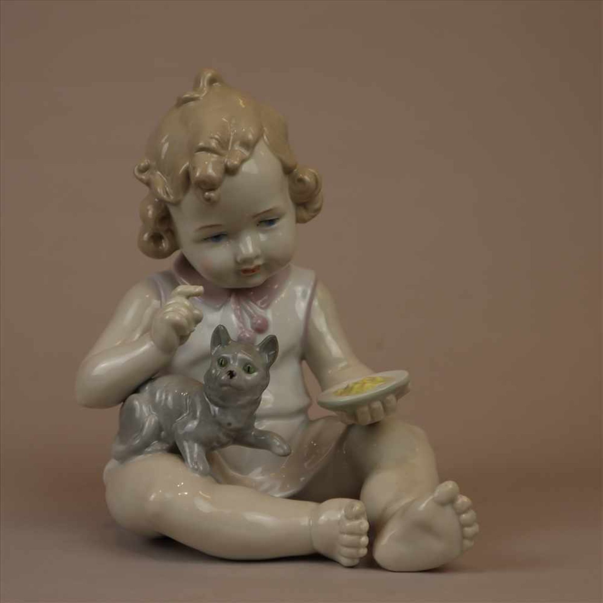 Kinderfigur "Kleines Mädchen mit Kätzchen" -Porzellanmanufaktur Graefenthal/ Thüringen, Boden mit