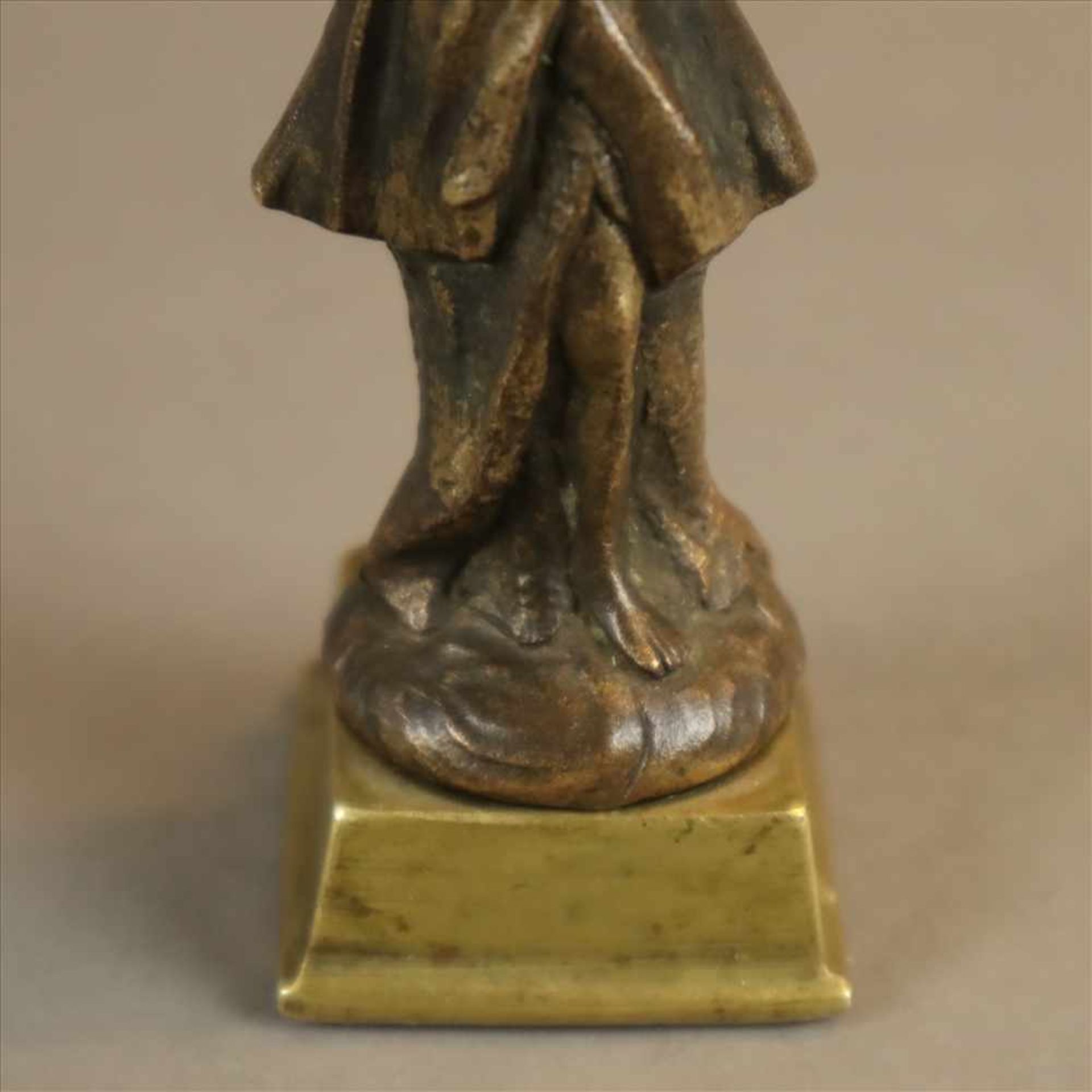 Kleine Figurine - 19.Jh., Bronze, Mädchen mit erhobenen Armen, braun patiniert, auf runder Plinthe - Bild 4 aus 5