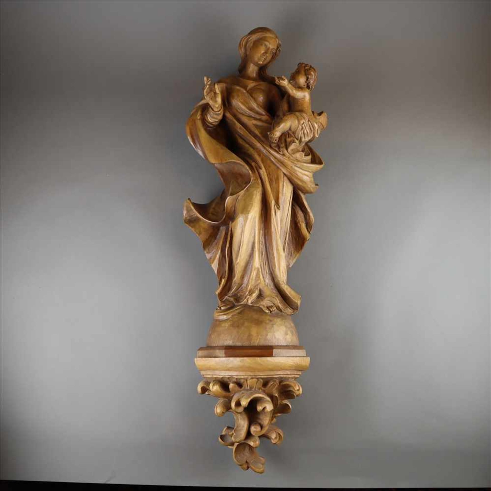 Madonna mit Kind - 20. Jahrhundert, Holz, vollrund geschnitzte Darstellung der Maria, den