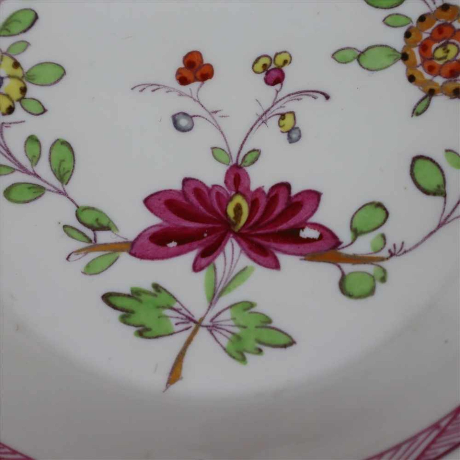 Tasse mit Untertasse -um 1800- Meissen Schwertermarke, Bemalung mit floralem Dekor im ostasiatischen - Bild 6 aus 8