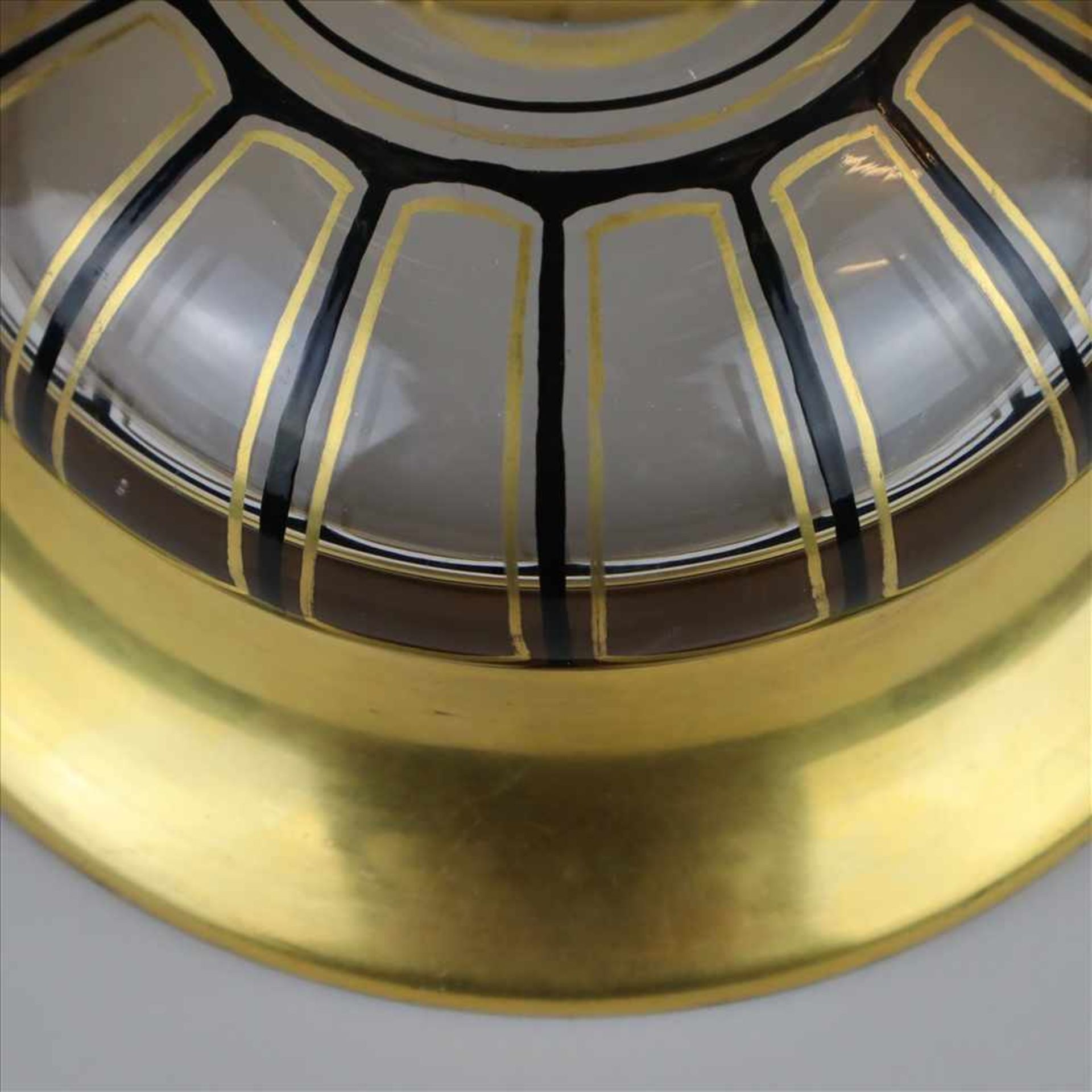 Fußschale - gedrückte Kuppa über gestuftem Rundfuß, farbloses Glas mit Schwarzlot und Goldmalerei, - Bild 6 aus 7