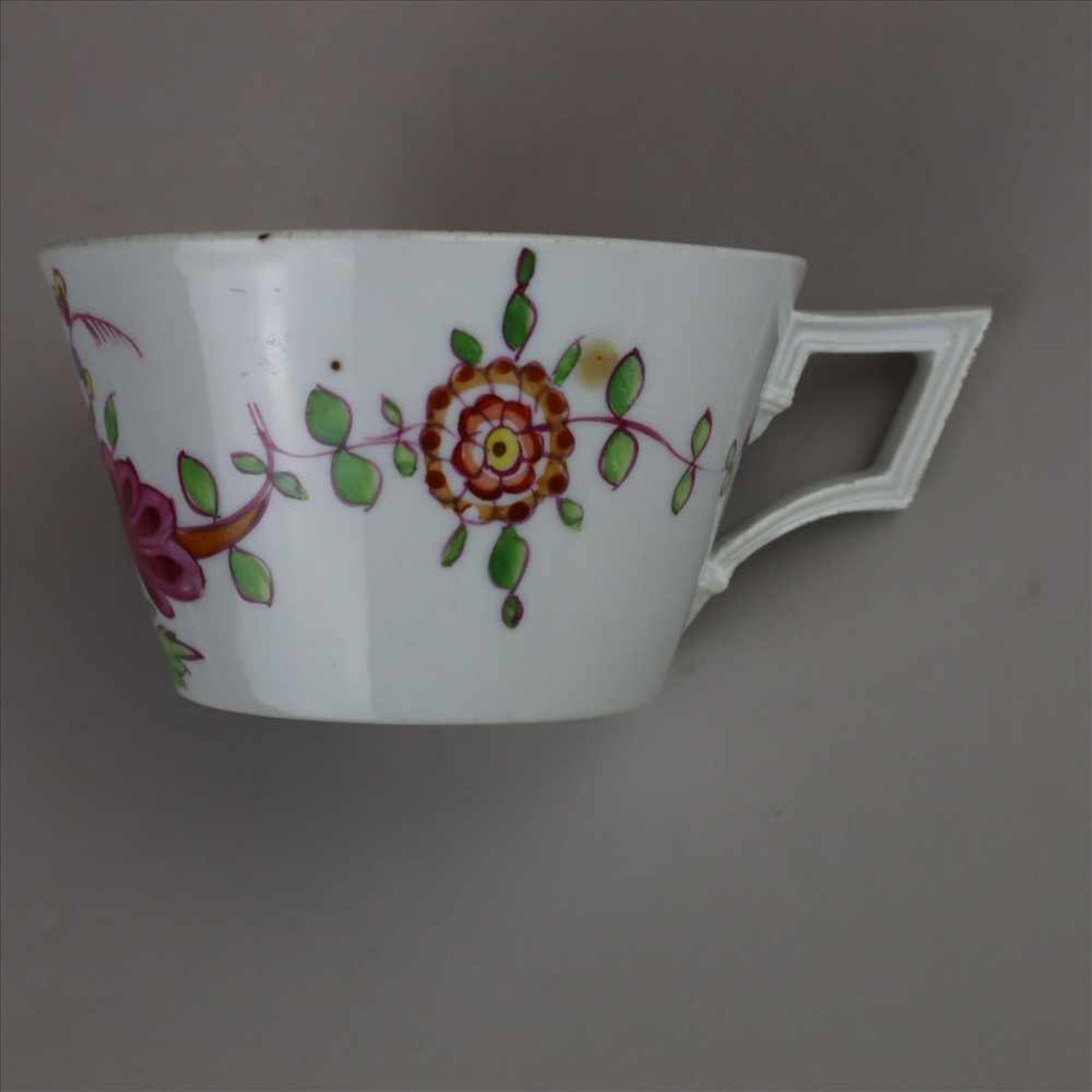 Tasse mit Untertasse -um 1800- Meissen Schwertermarke, Bemalung mit floralem Dekor im ostasiatischen - Bild 3 aus 8