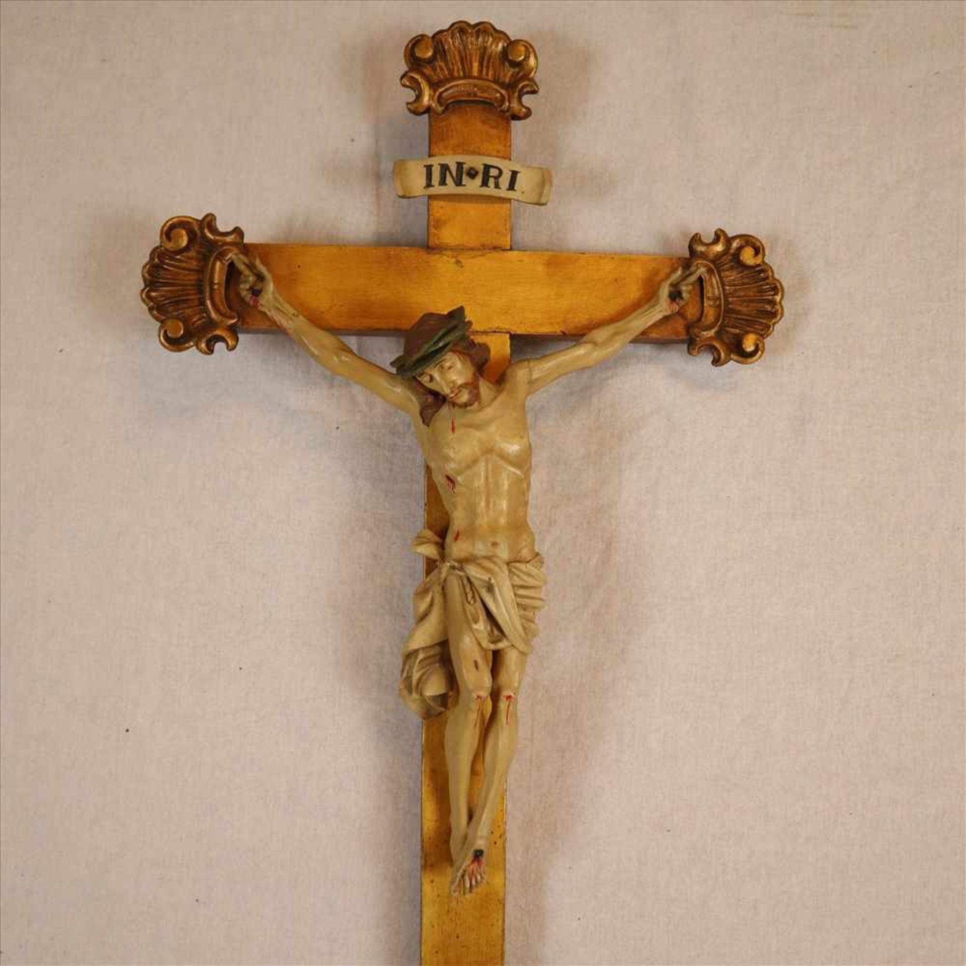 Kruzifix - Lang/Oberammergau, 20.Jh., Holz geschnitzt, farbig gefasst, Dreinageltypus, Wandkreuz mit - Bild 2 aus 5