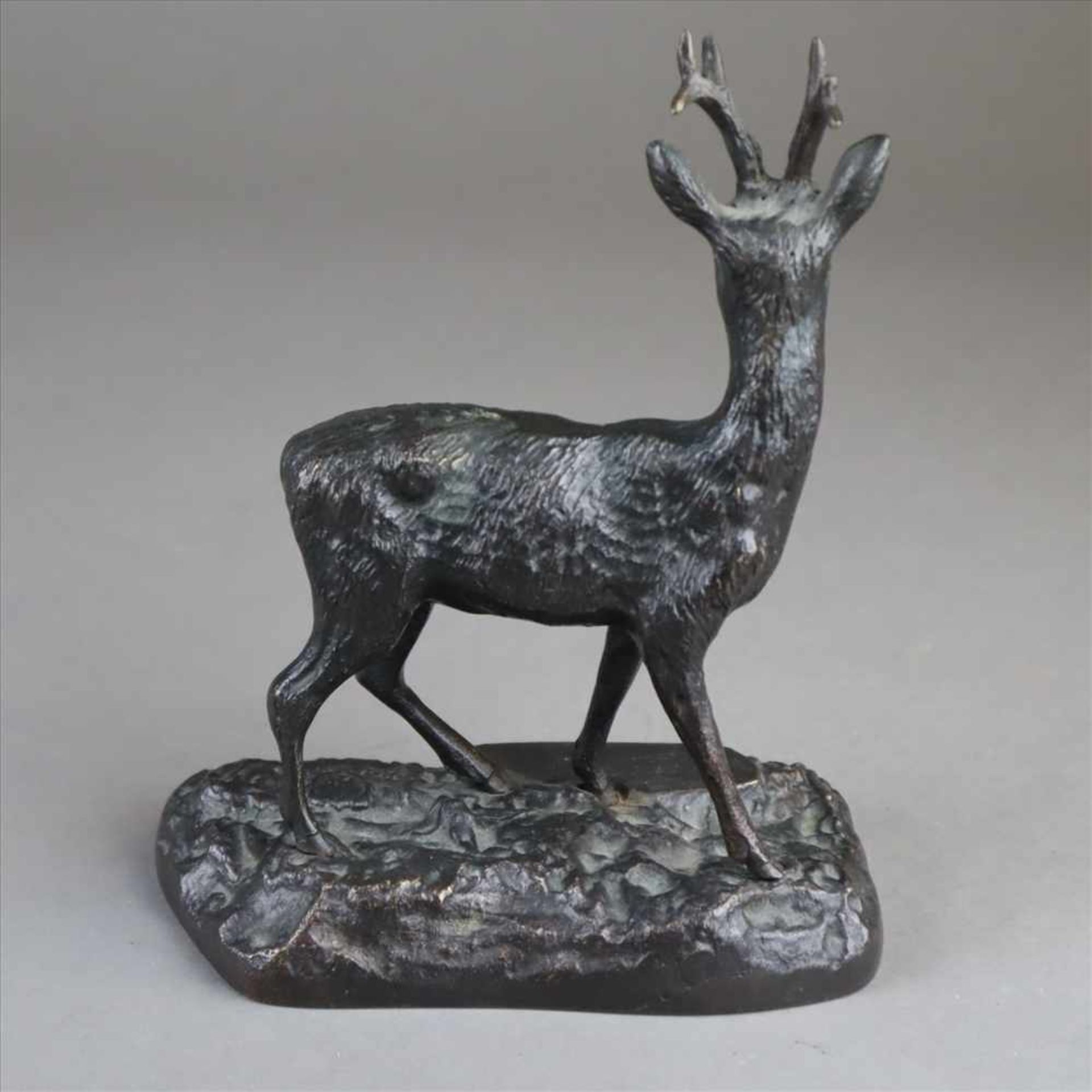 Korniluk, A.K. (wohl) - Stehender Rehbock, Bronze, dunkel patiniert, auf naturalistischer Plinthe - Bild 2 aus 6