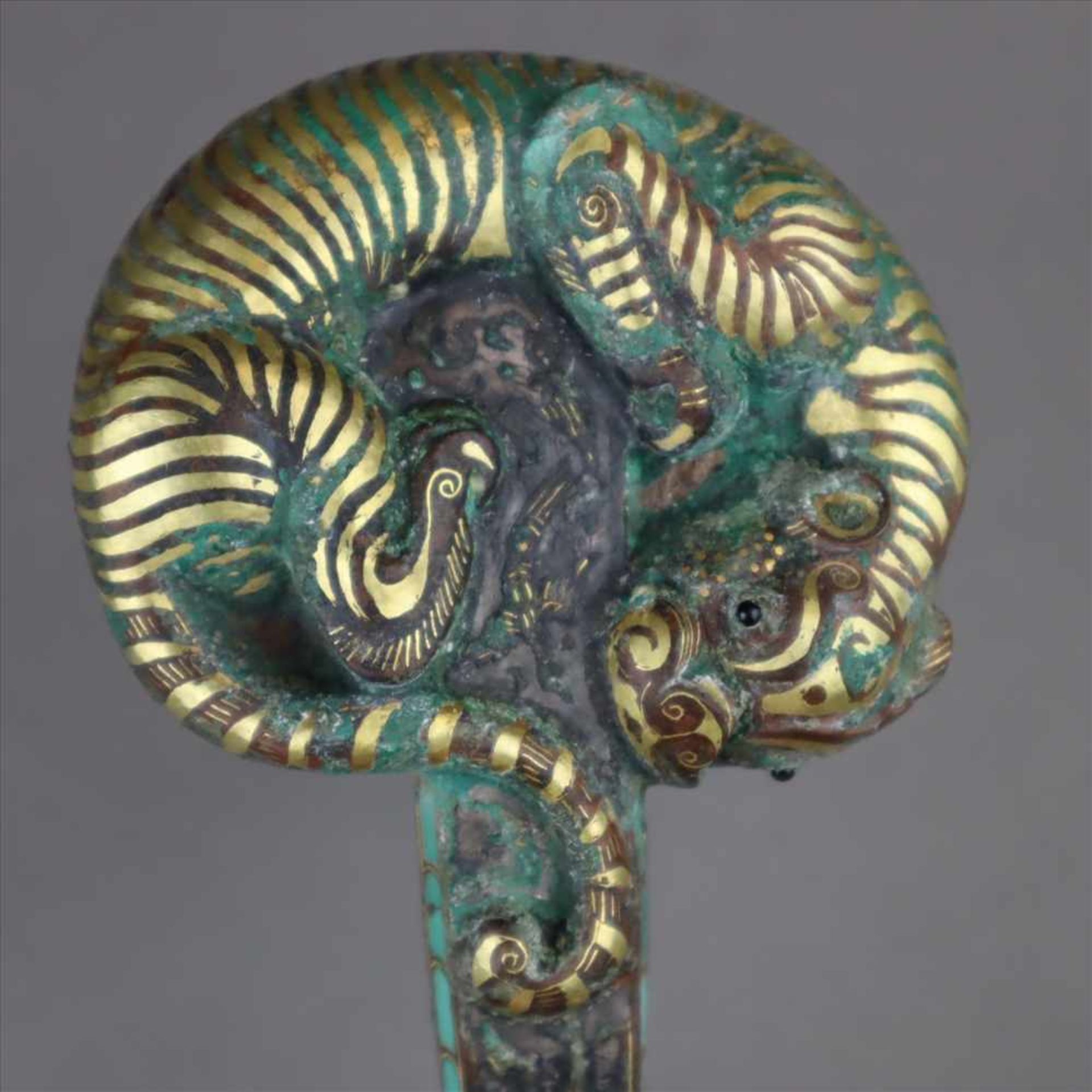 Verzierter Bronze-Gürtelhaken - China, Han-Dynastie, hochkupferhaltige Bronze mit kunstvollen - Bild 2 aus 4