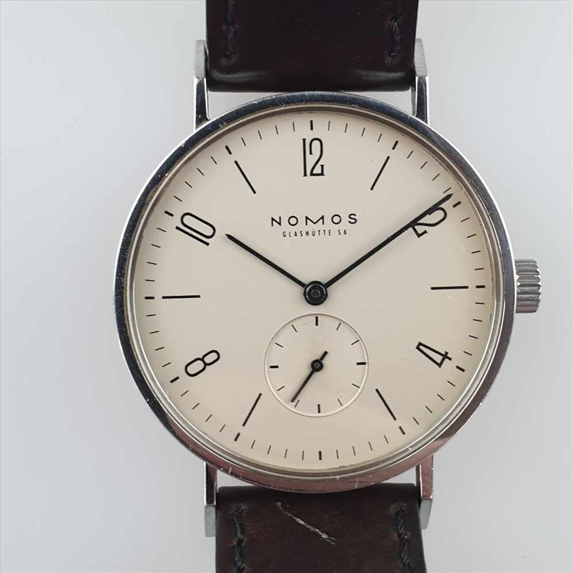 Herrenarmbanduhr "Nomos" - Modell "Tangente", Edelstahl-Gehäuse, Saphirglas, Handaufzug, arabische