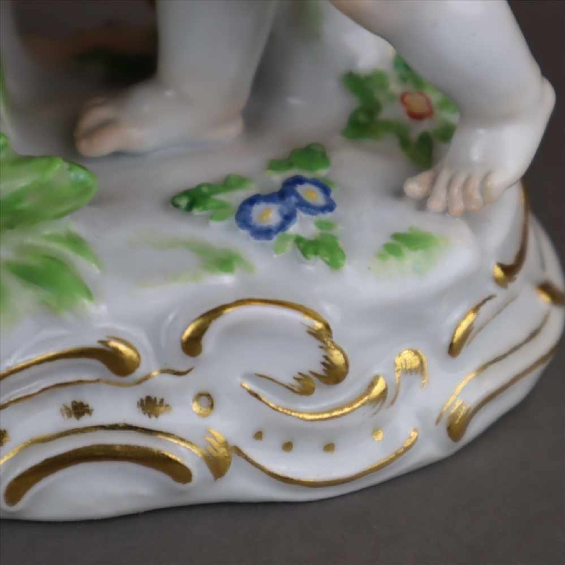 Porzellanfigur „Amor, Herzen belauschend”- Meissen, unterglasurblaue Schwertermarke, Modell-Nr. - Bild 8 aus 10