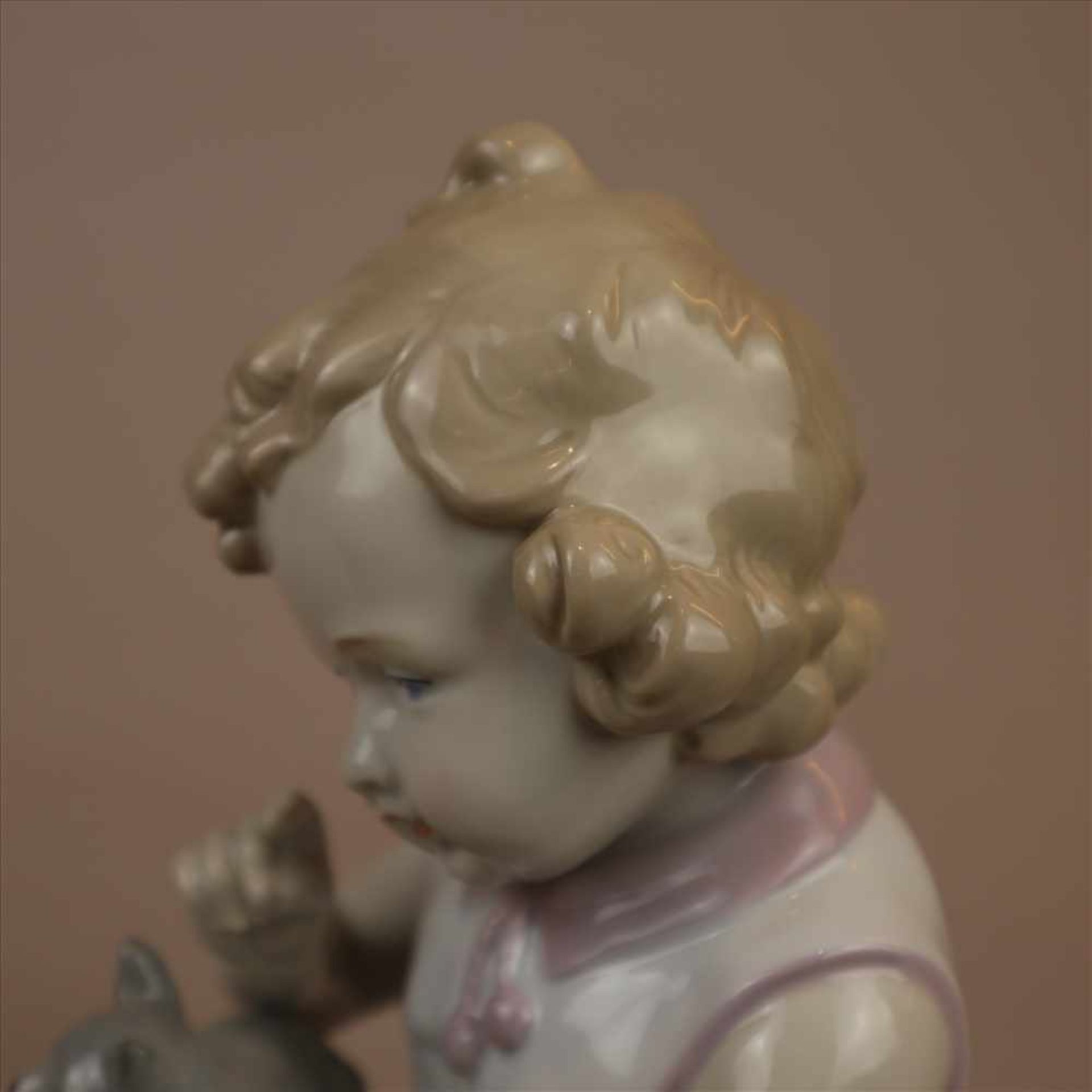 Kinderfigur "Kleines Mädchen mit Kätzchen" -Porzellanmanufaktur Graefenthal/ Thüringen, Boden mit - Bild 7 aus 8