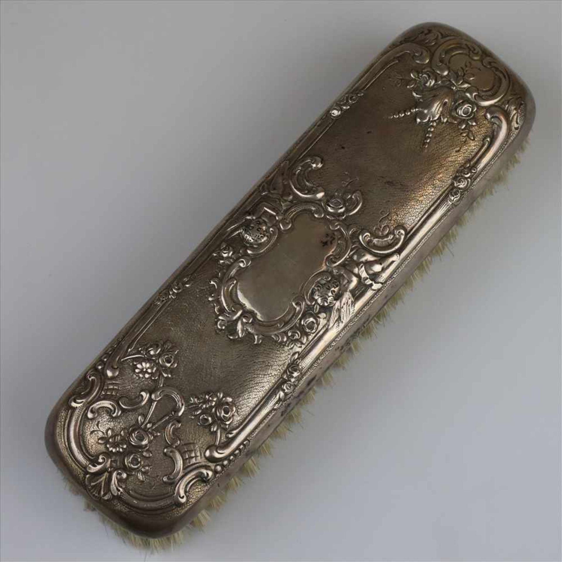 Bürste- Silber gestempelt "800", weitere Punzierungen, Reliefdekor: von zwei Putten flankierte leere