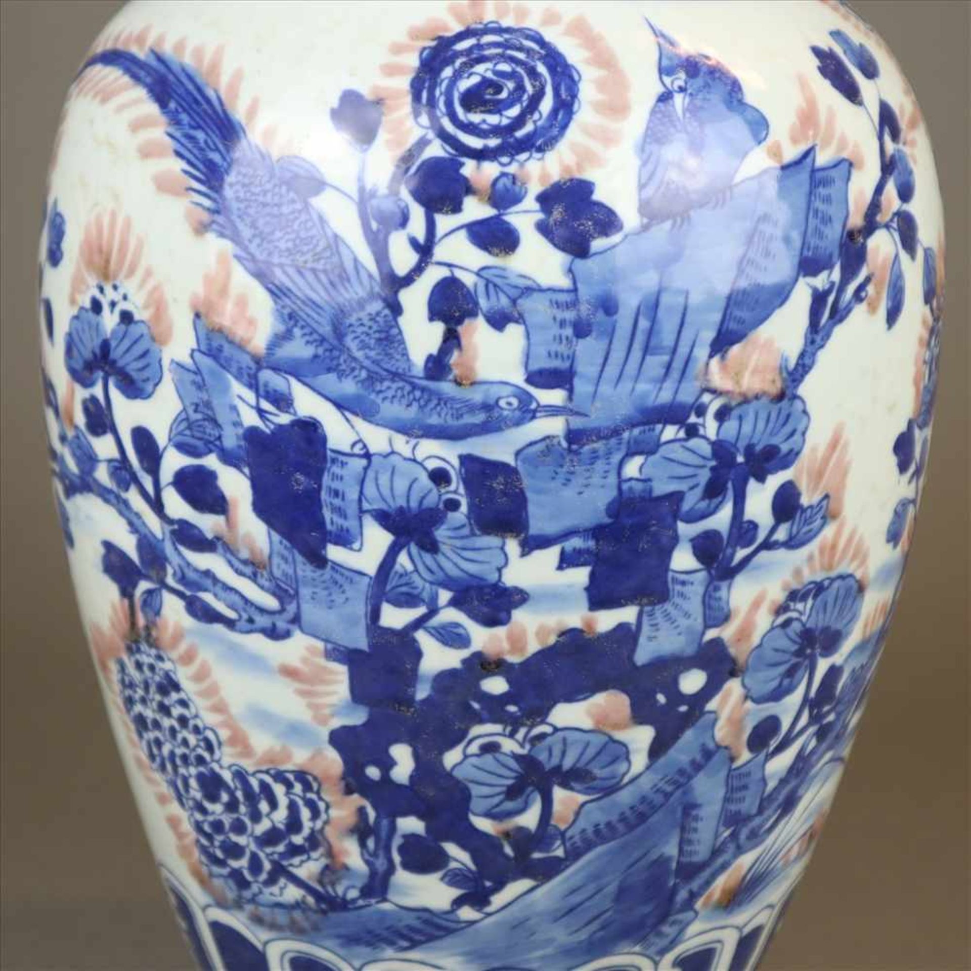 Balustervase - China, Bemalung in Unter-und Aufglasur mit Vogel auf blühendem Strauch sowie - Bild 3 aus 9