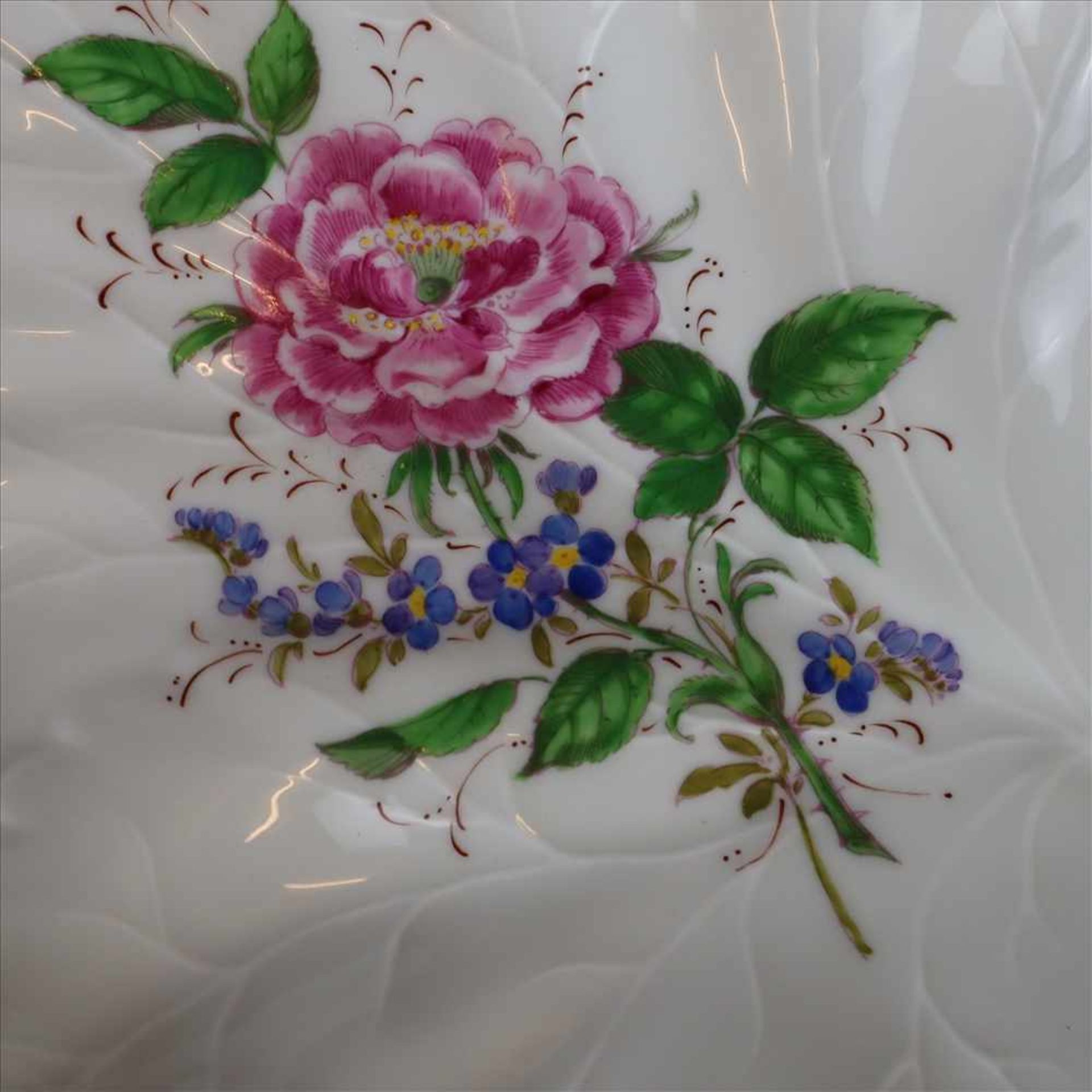 Blattschale - Hoechst, blaue Radmarke mit Malerzeichen "AB", polychromer Heckenrose-Dekor, - Bild 2 aus 5