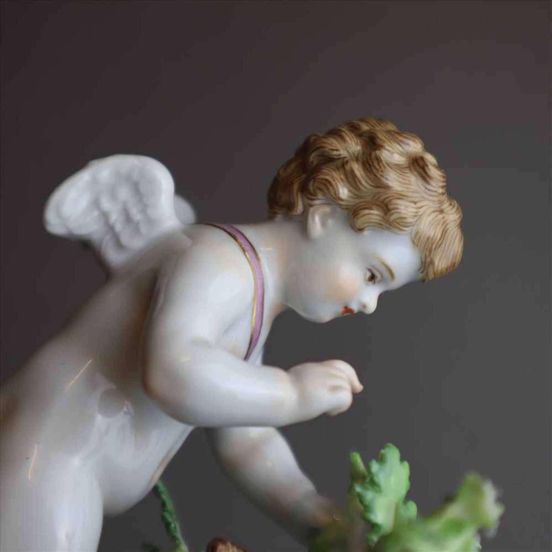 Porzellanfigur „Amor, Herzen belauschend”- Meissen, unterglasurblaue Schwertermarke, Modell-Nr. - Bild 5 aus 10