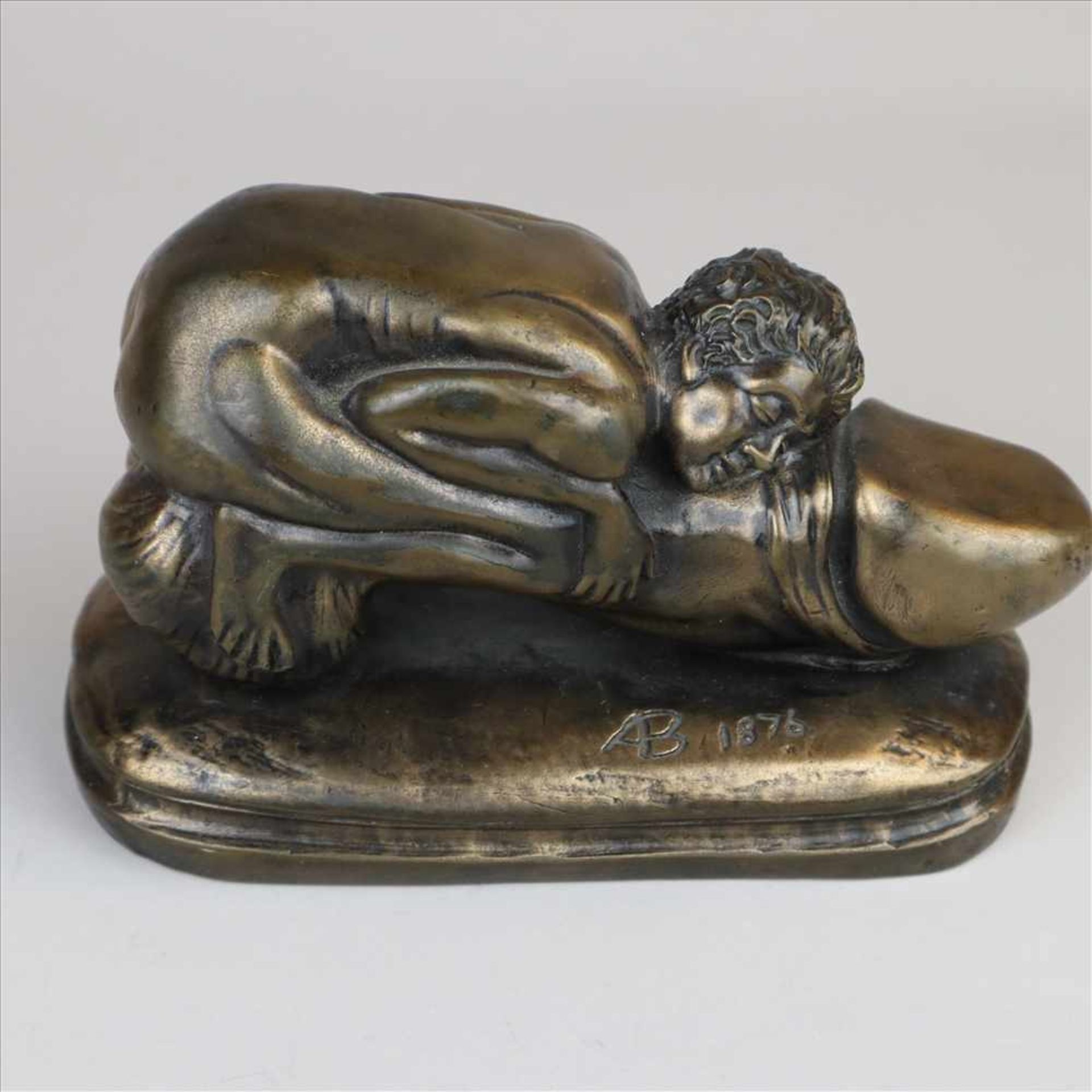Erotische Bronzefigur - Die Umarmung,Bronze braun patiniert, auf dem Sockel vertieft monogrammiert