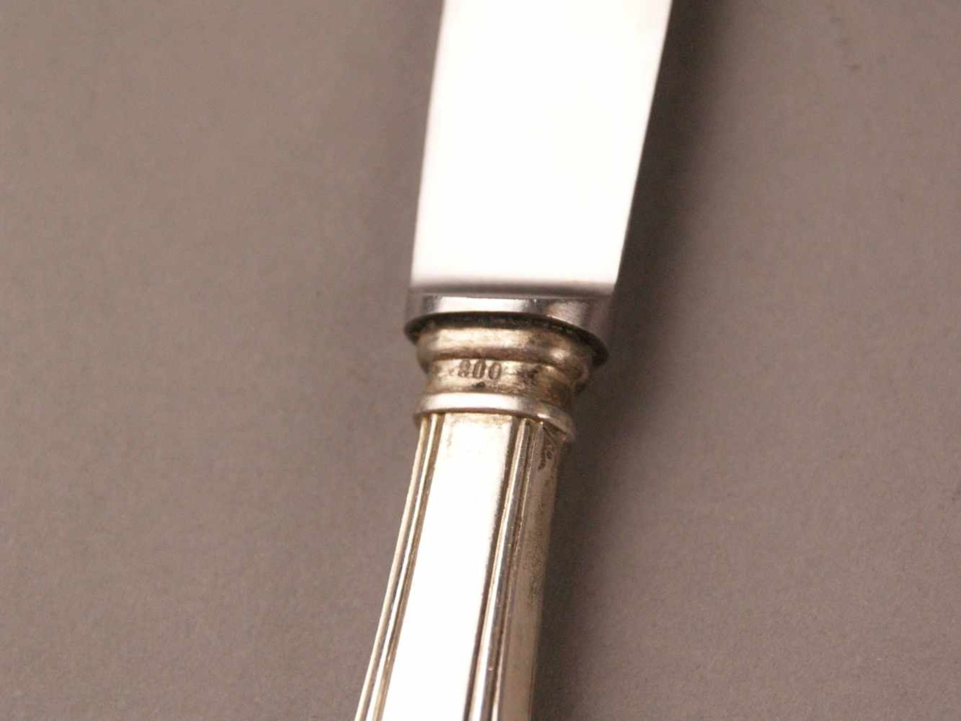Zwölf Tafelmesser - 800er Silber gestempelt, Griffe mit ornamentalem Dekor, L.ca.25cm, Gewicht ( - Bild 3 aus 3