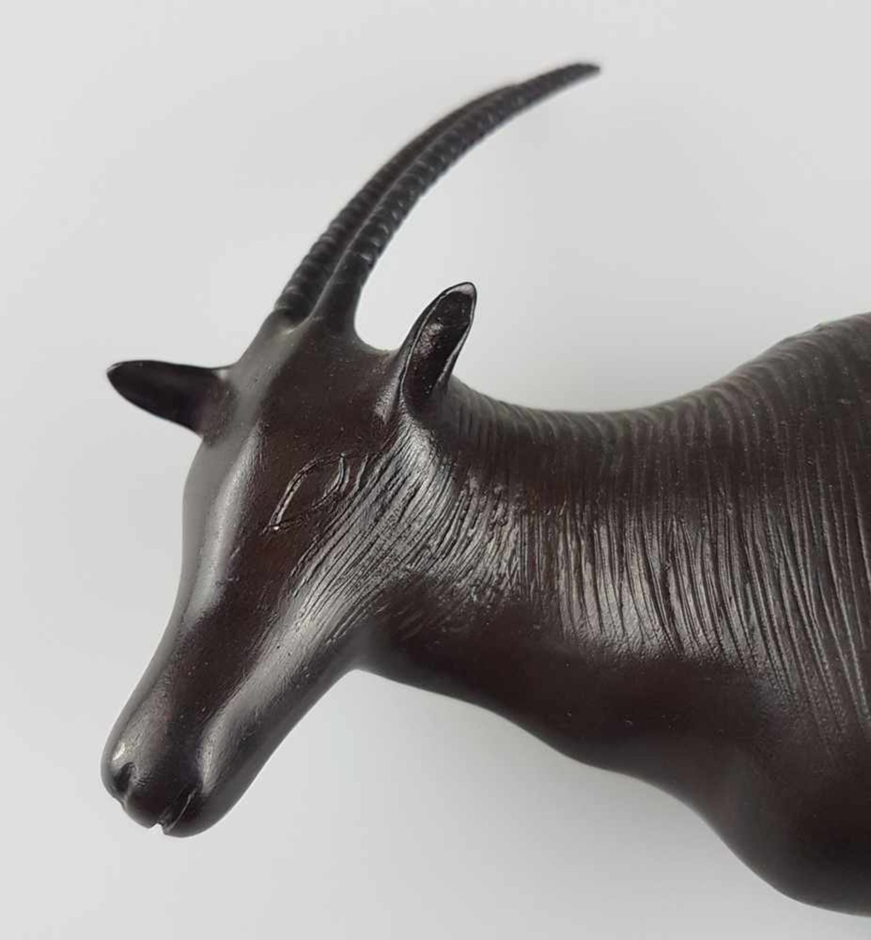 Bronzefigur "Antilope" - vollplastische Darstellung, ungesockelt,H./L.ca.17,5cm- - -18.50 % buyer' - Bild 6 aus 8