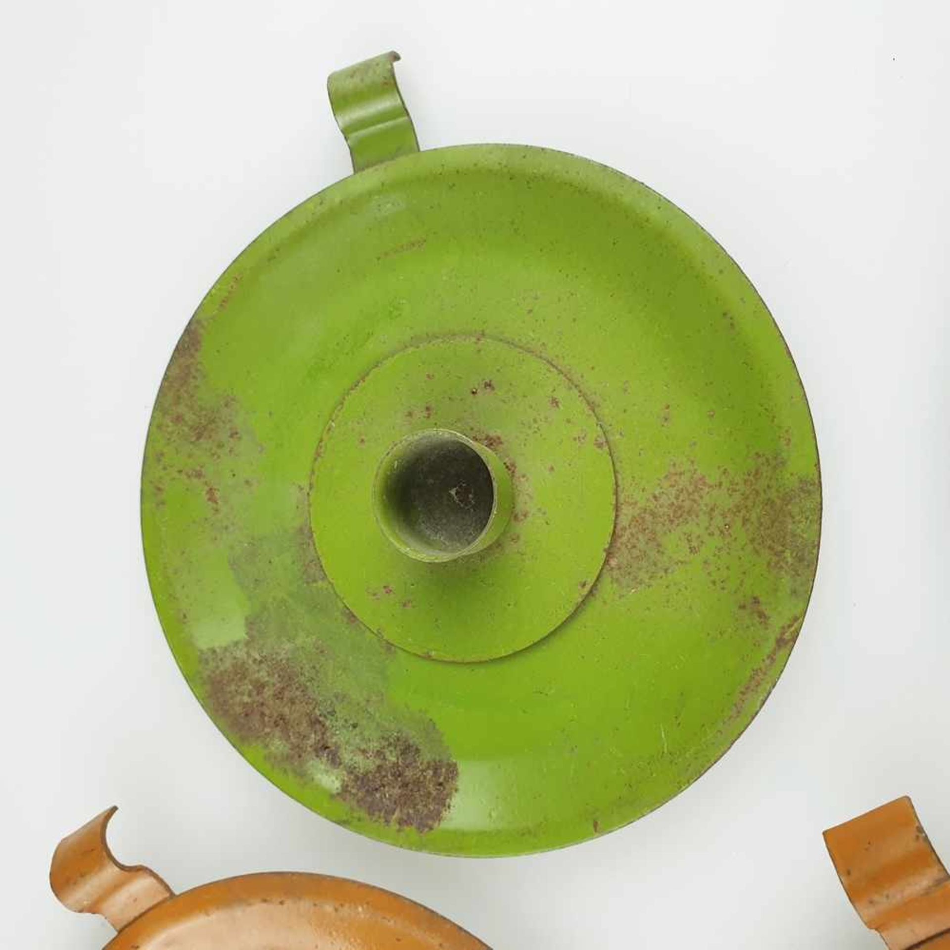 Vier Kerzenhalter - Metall, 2 grün / 2 orange gefasst, runde Form mit zylindrischer Kerzentülle - Bild 4 aus 7