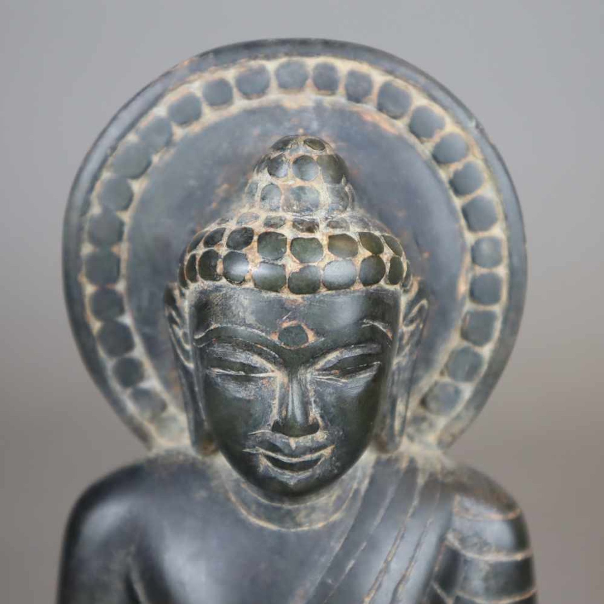 Buddha Shakyamuni - Steinskulptur, Indien, mit verschränkten Beinen mit nach oben zeigenden - Bild 3 aus 5
