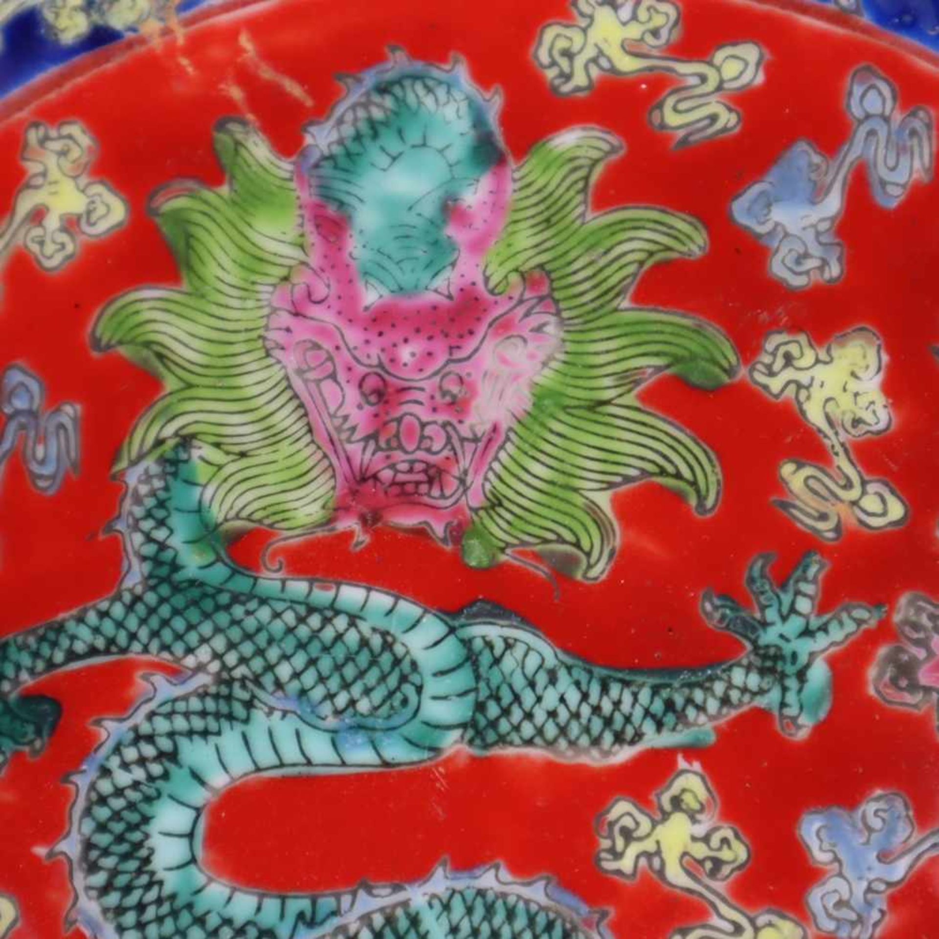 Schale mit Drachenmotiven - China, 20.Jh., Porzellan mit polychromen Emailfarben, im Zentrum ein - Bild 3 aus 7