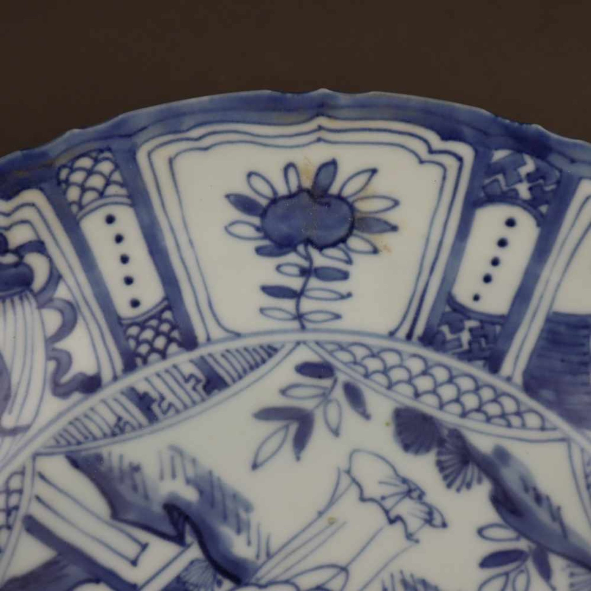 Blue and white plate - China, Qing dynasty, slightly waved round shape, porcelain lavishly painted - Bild 5 aus 6