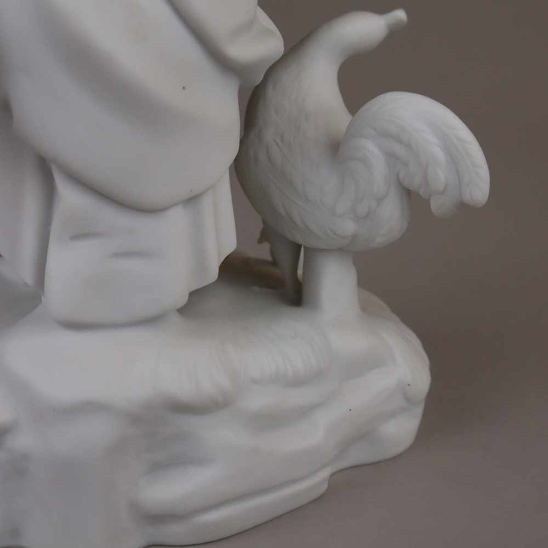 Porzellanfigur "Hühner fütterndes Mädchen" - Hoechst, blaue Radmarke, 20.Jh., Biskuitporzellan, - Bild 7 aus 8