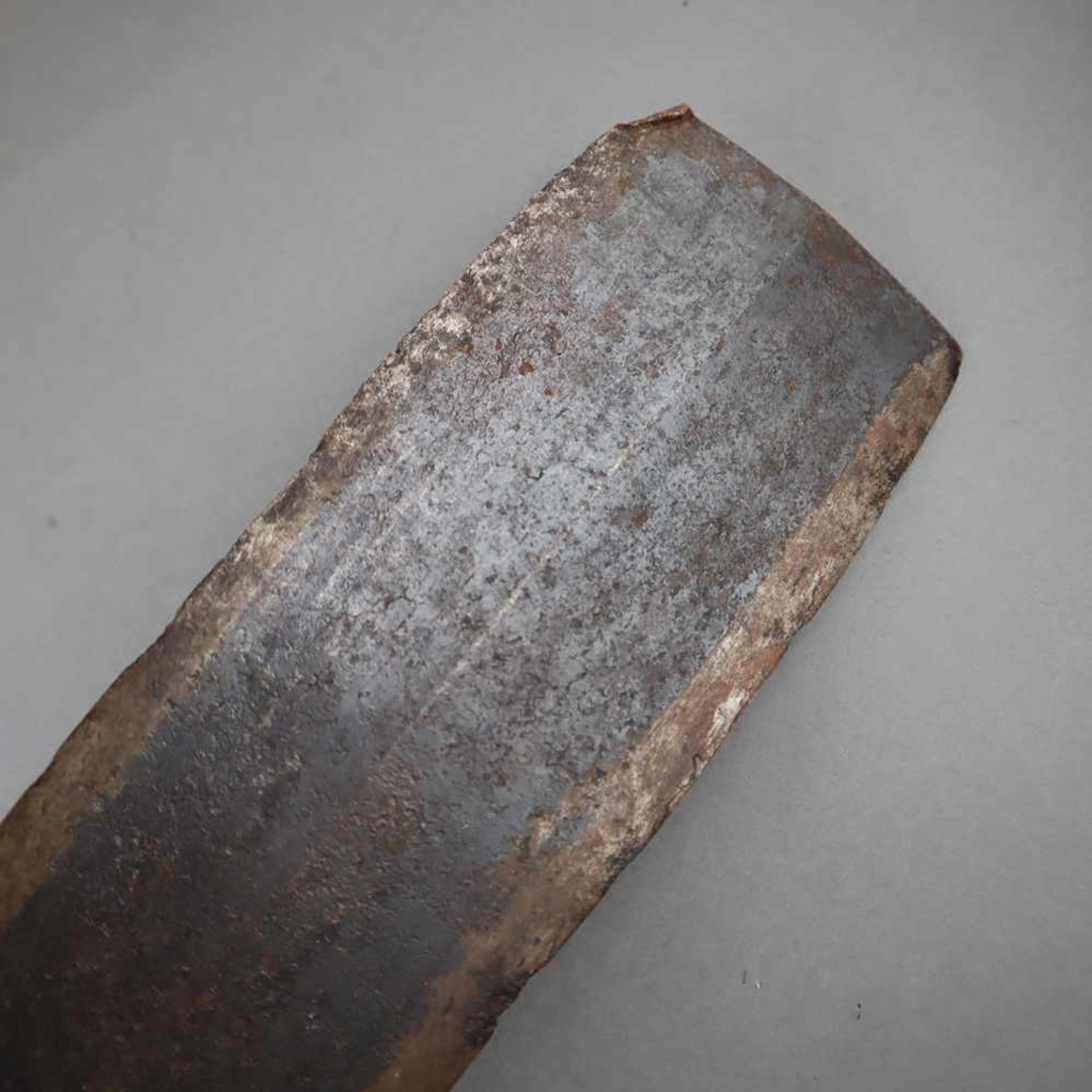 Machete - beidseitig flach gegratete Klinge, teils korrodiert, Holzgriff, L.ca.56,5cm- - -18.50 % - Bild 2 aus 4