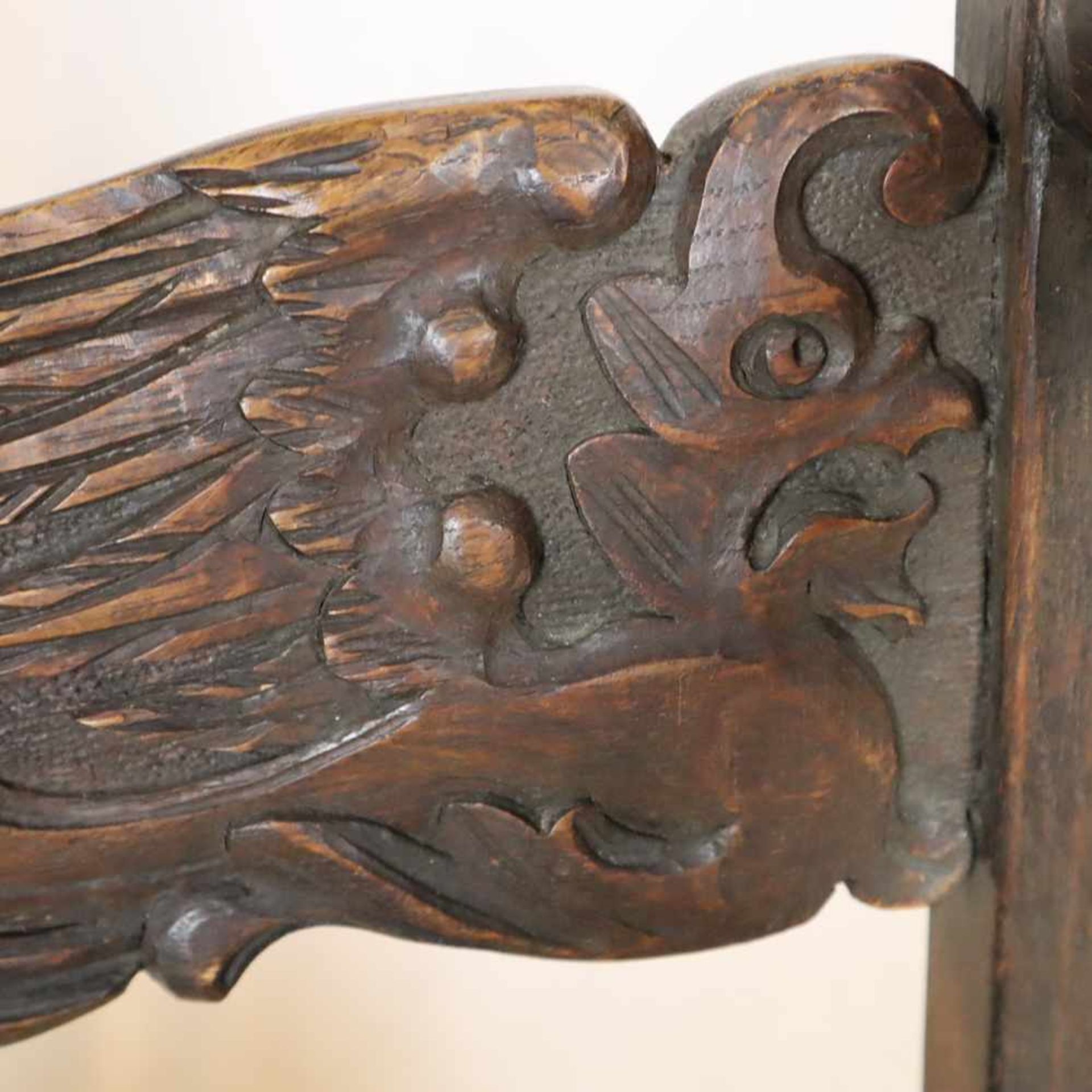 Abtsessel - historistischer Armlehnstuhl, Holz, reich beschnitzt mit Fabeltieren, Rankenwerk sowie - Bild 7 aus 15