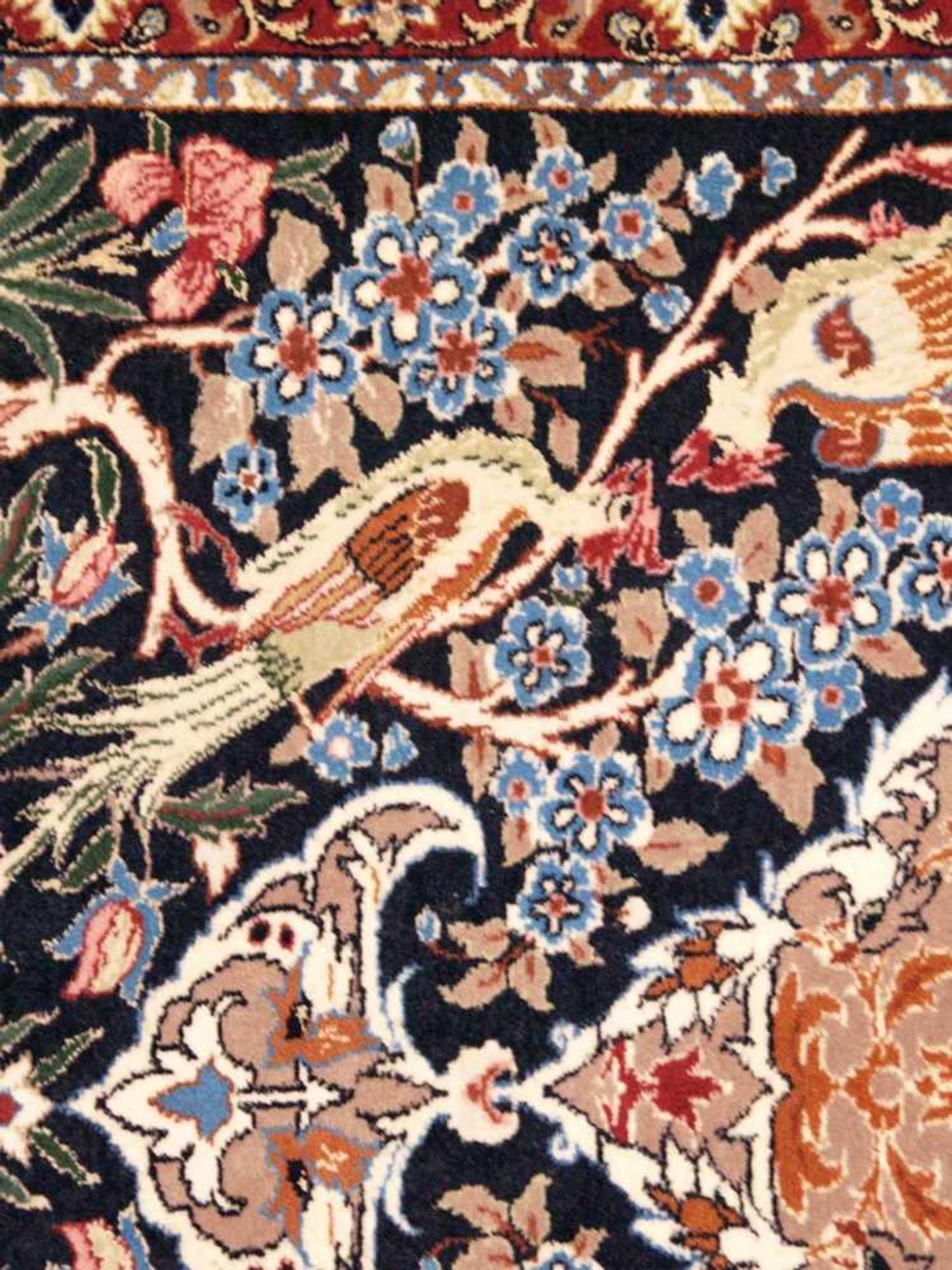 Orientteppich - Wolle und Seide, blaugrundig, zentrale florale Kartusche, gerahmt von Vögeln, - Bild 10 aus 11