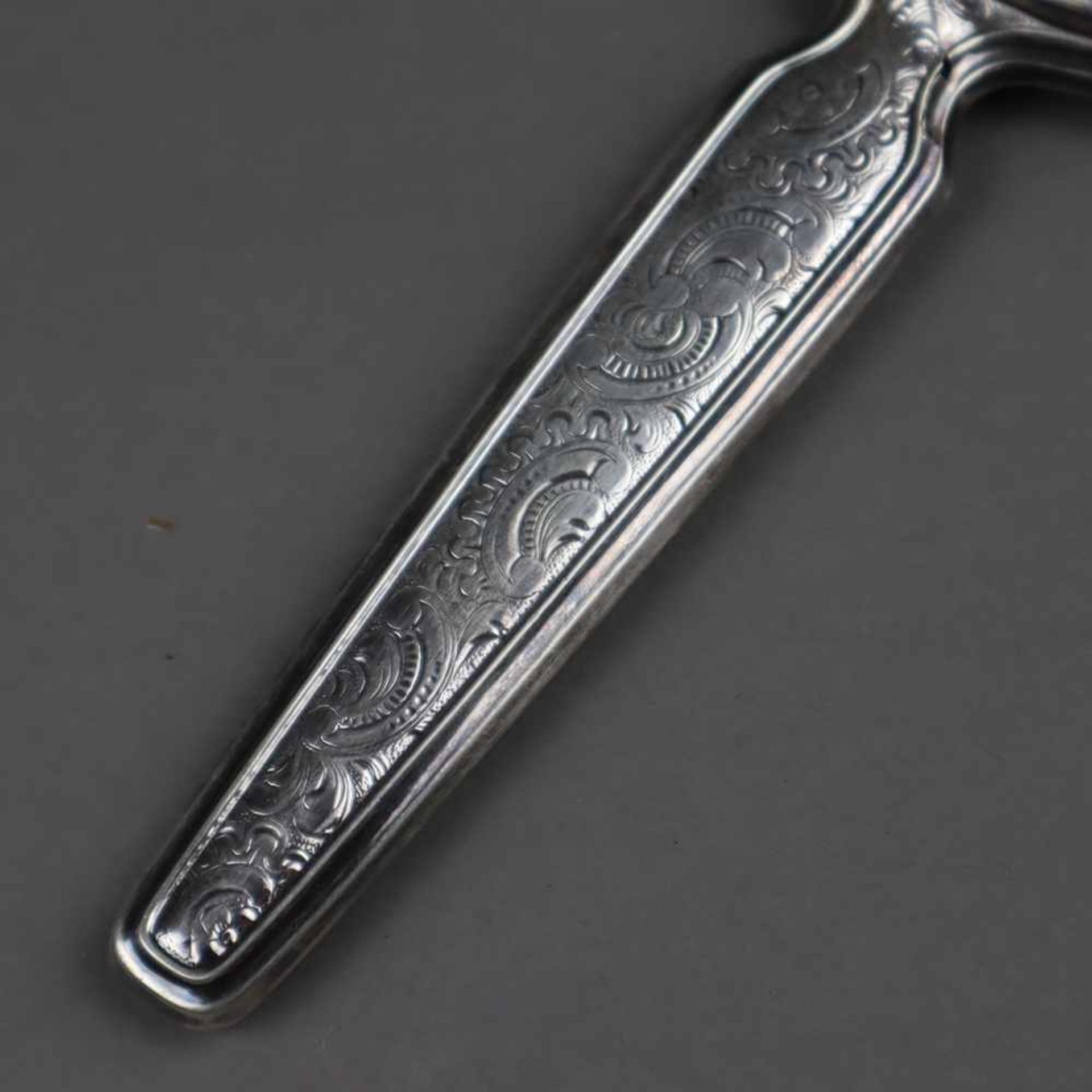 Handspiegel und Puderdose - Karl Hohmann, Pforzheim, ca.1920-40, 835er Silber, Rocaillendekor, - Bild 3 aus 11